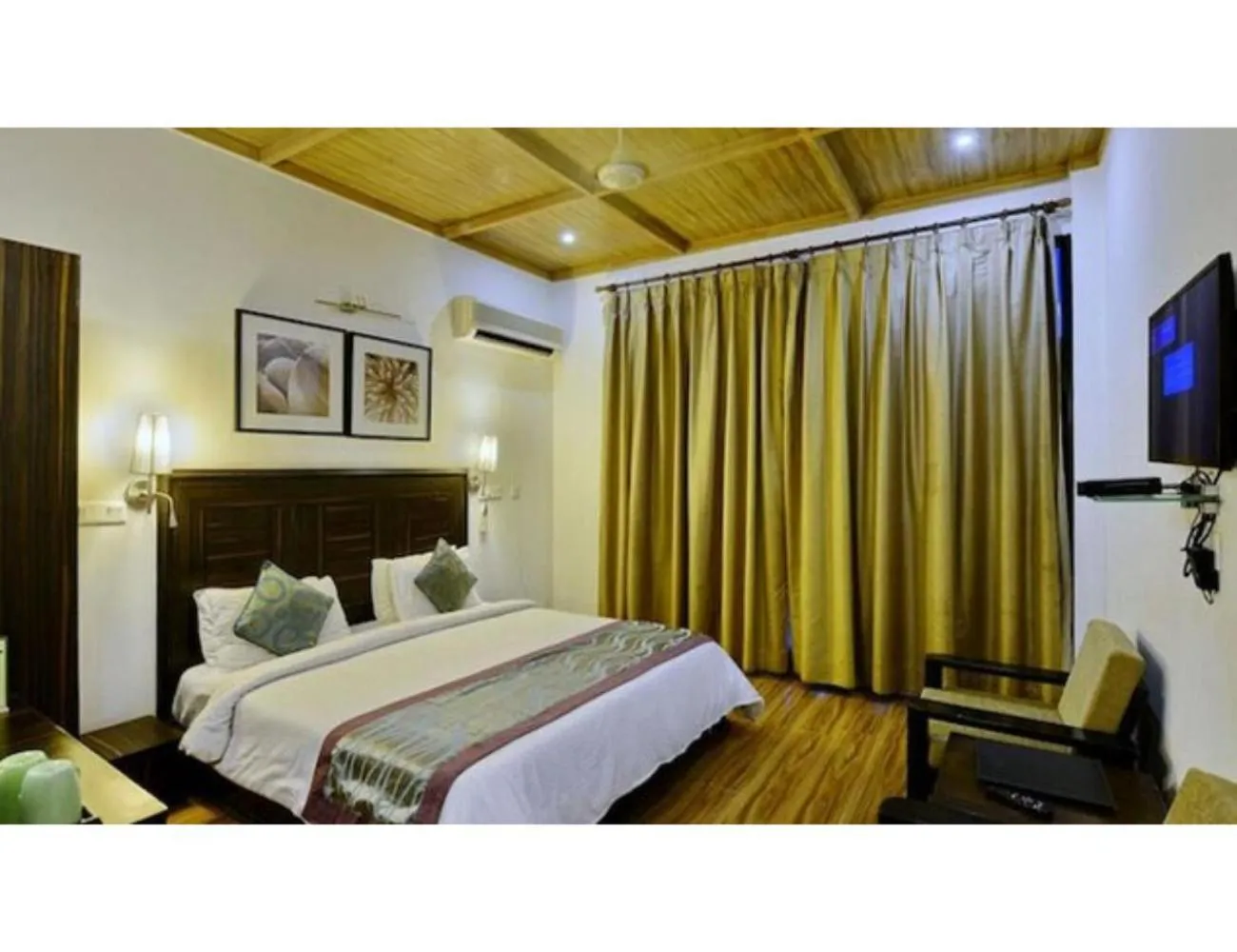 Communal lounge/ TV room in Hotel Kasauli Exotica, Himachal Pradesh