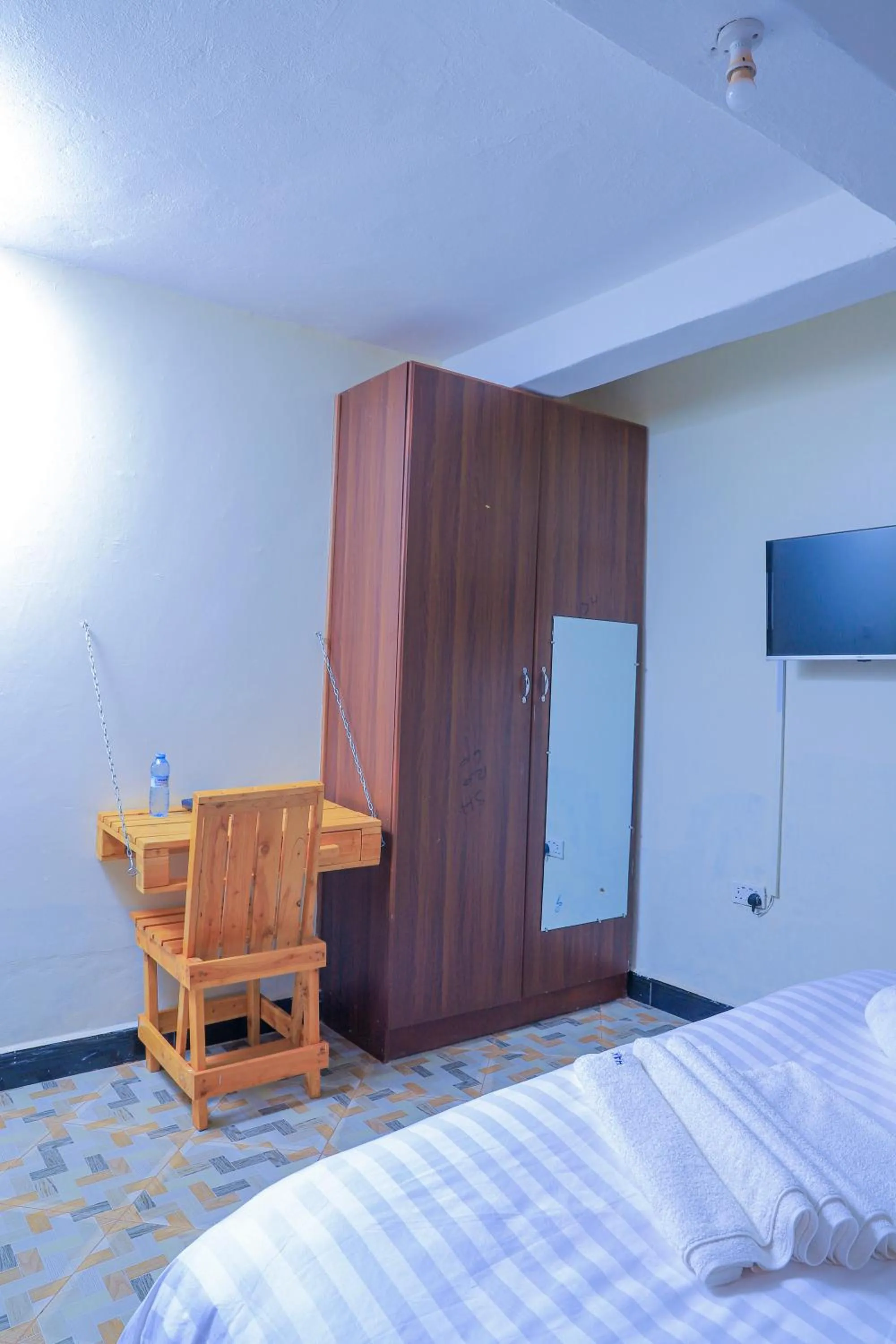 wardrobe, Bed in Hakyiri B&B