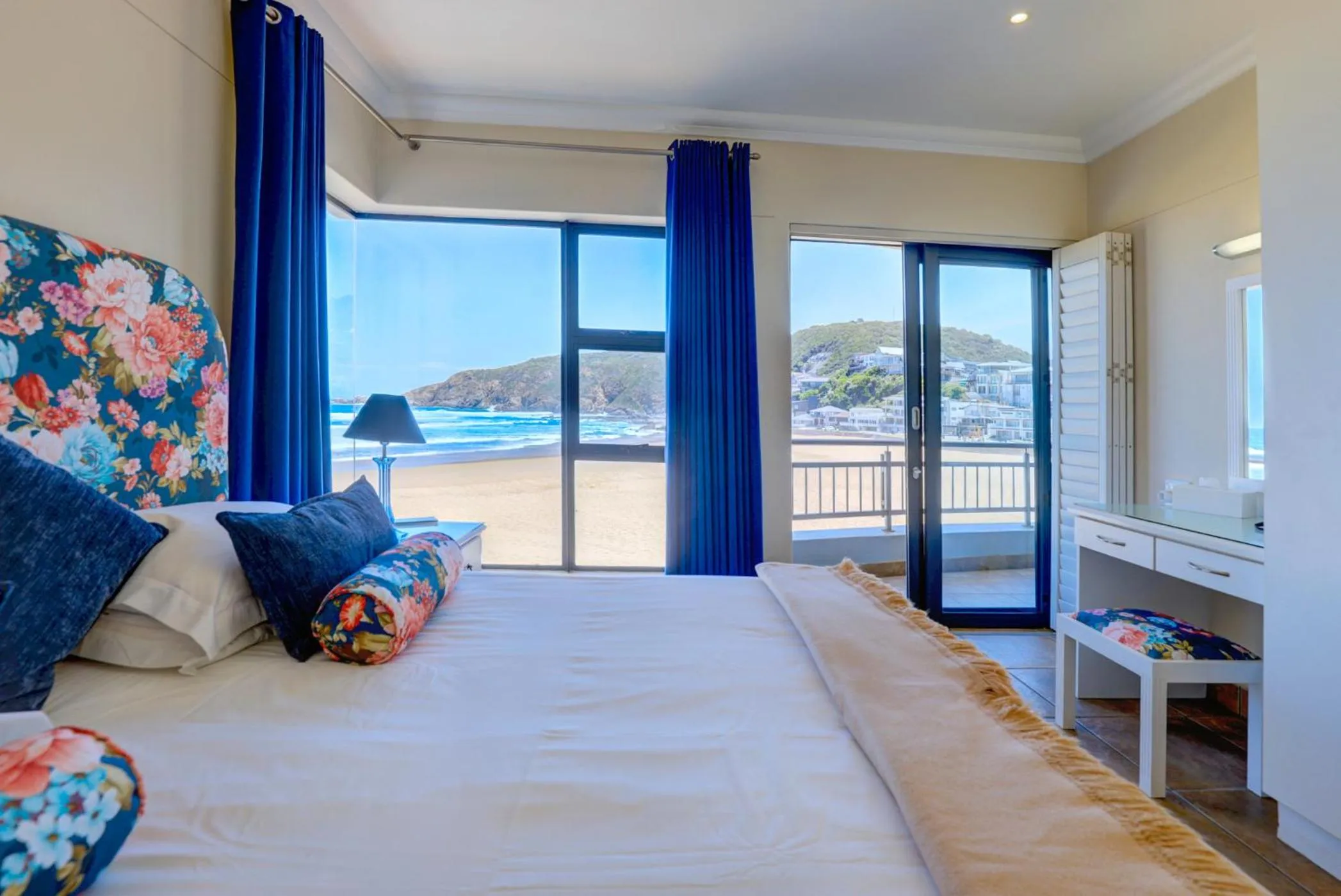 Bed in Makarios on Sea