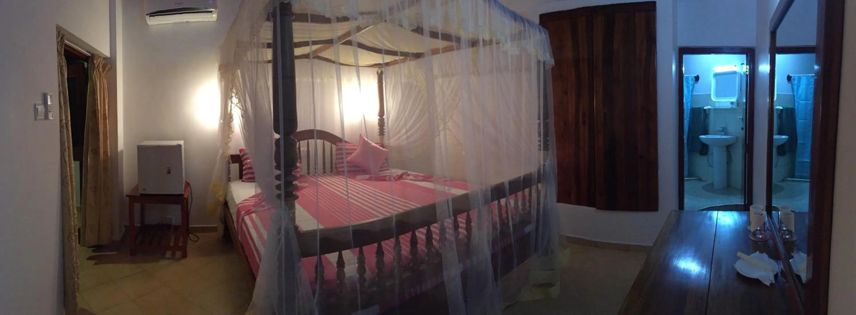 Photo of the whole room, Bed in New Imperial Hotel