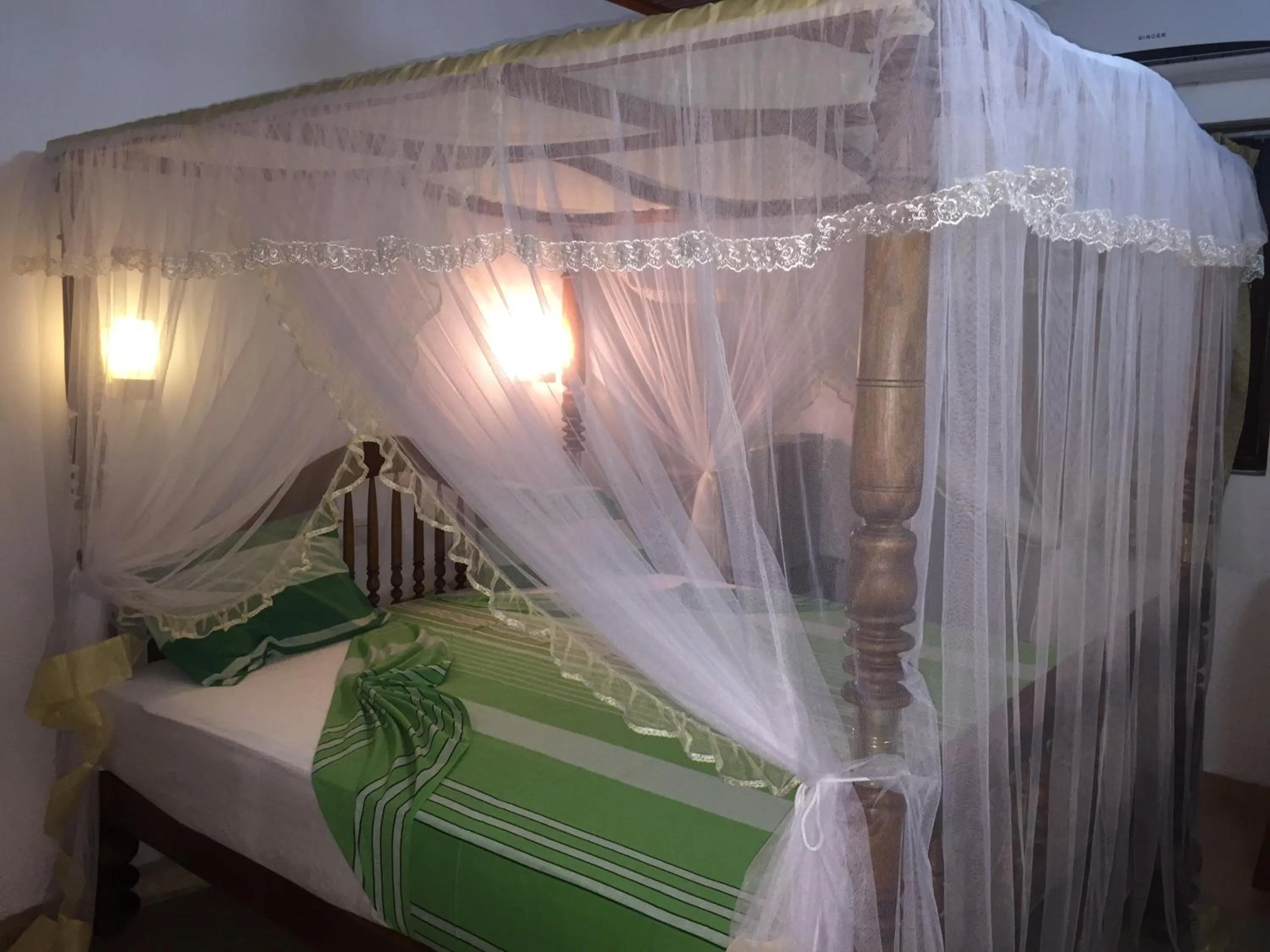 Photo of the whole room, Bed in New Imperial Hotel