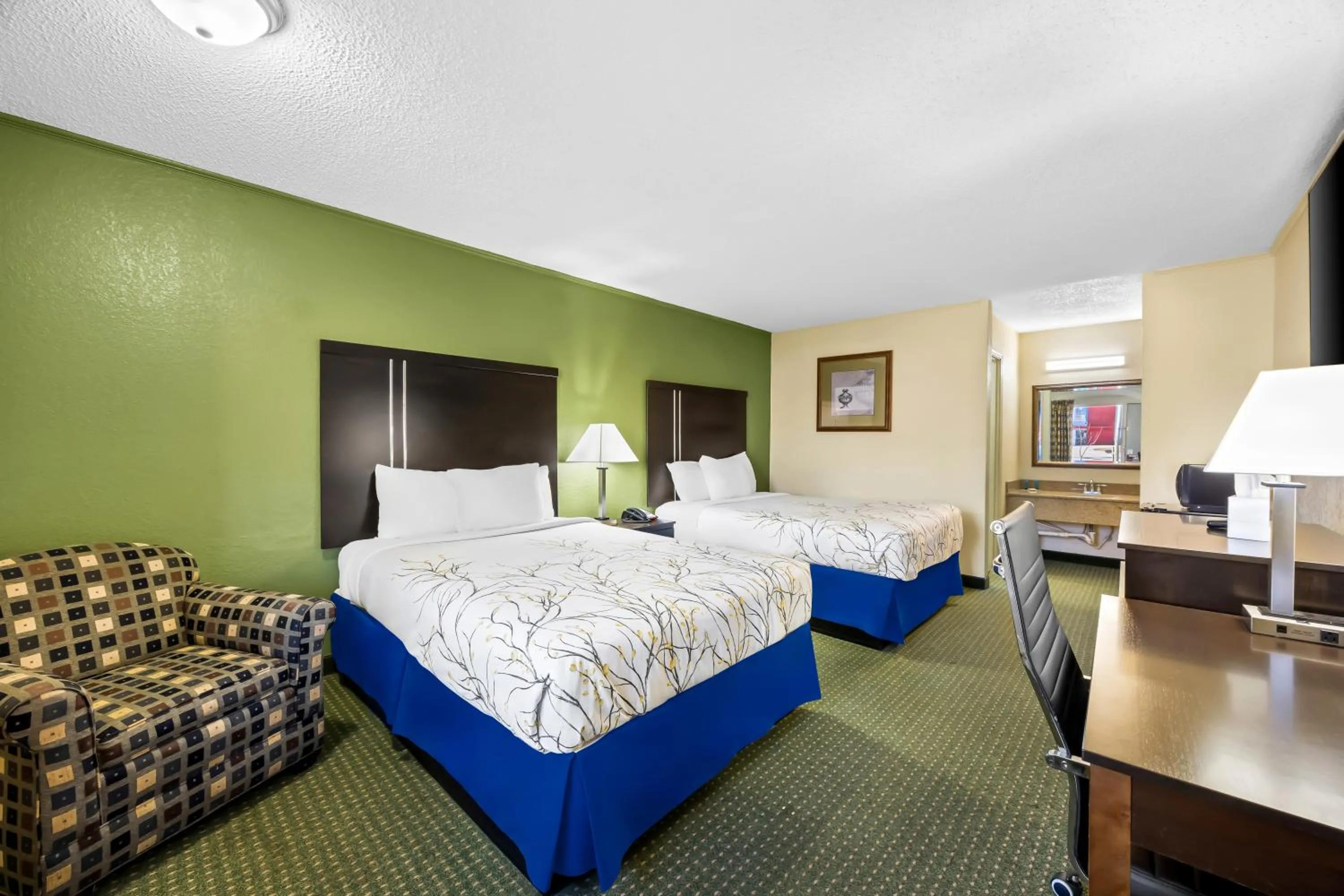 Bed in America's Best Value Inn-Columbia
