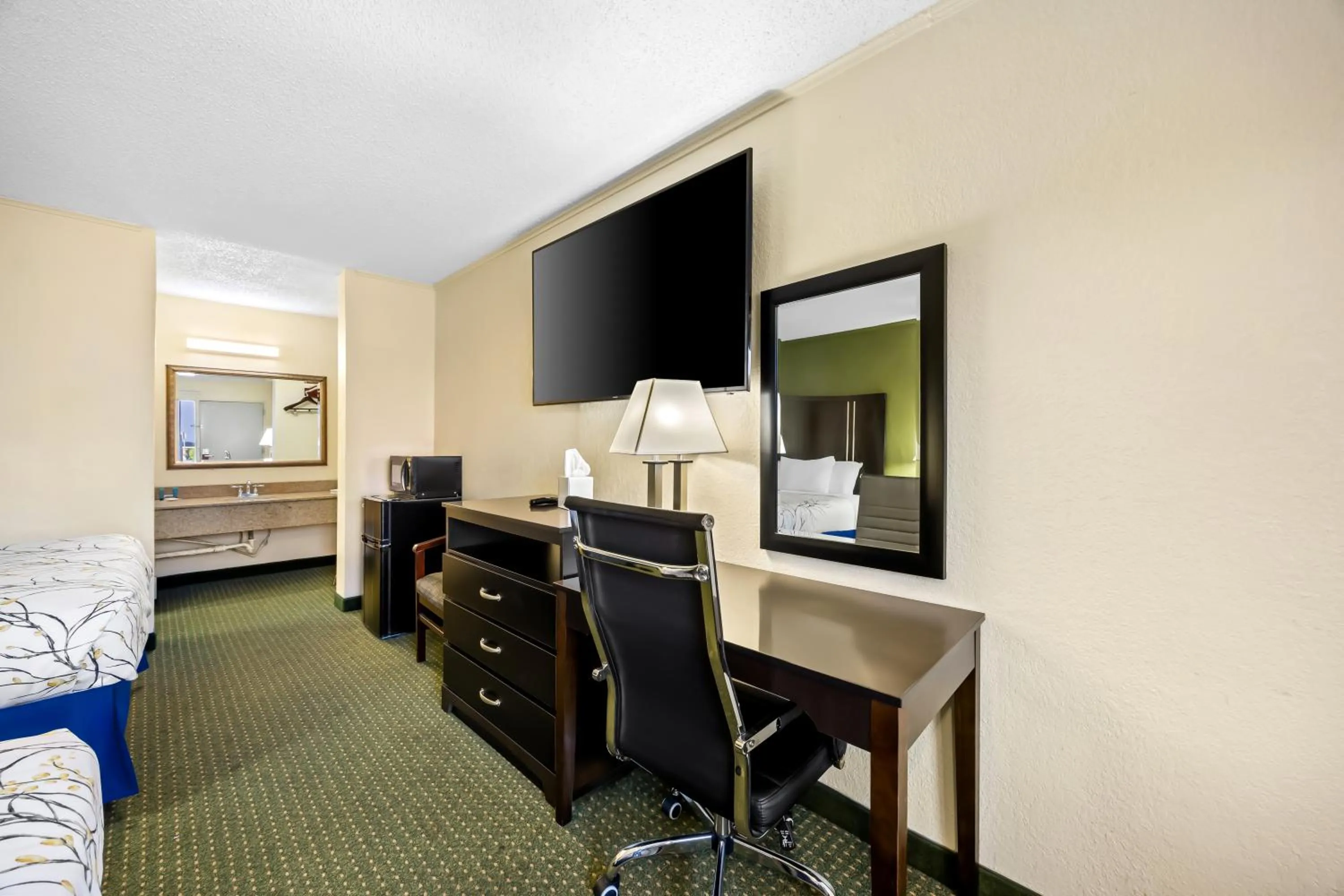 TV and multimedia, Bed in America's Best Value Inn-Columbia