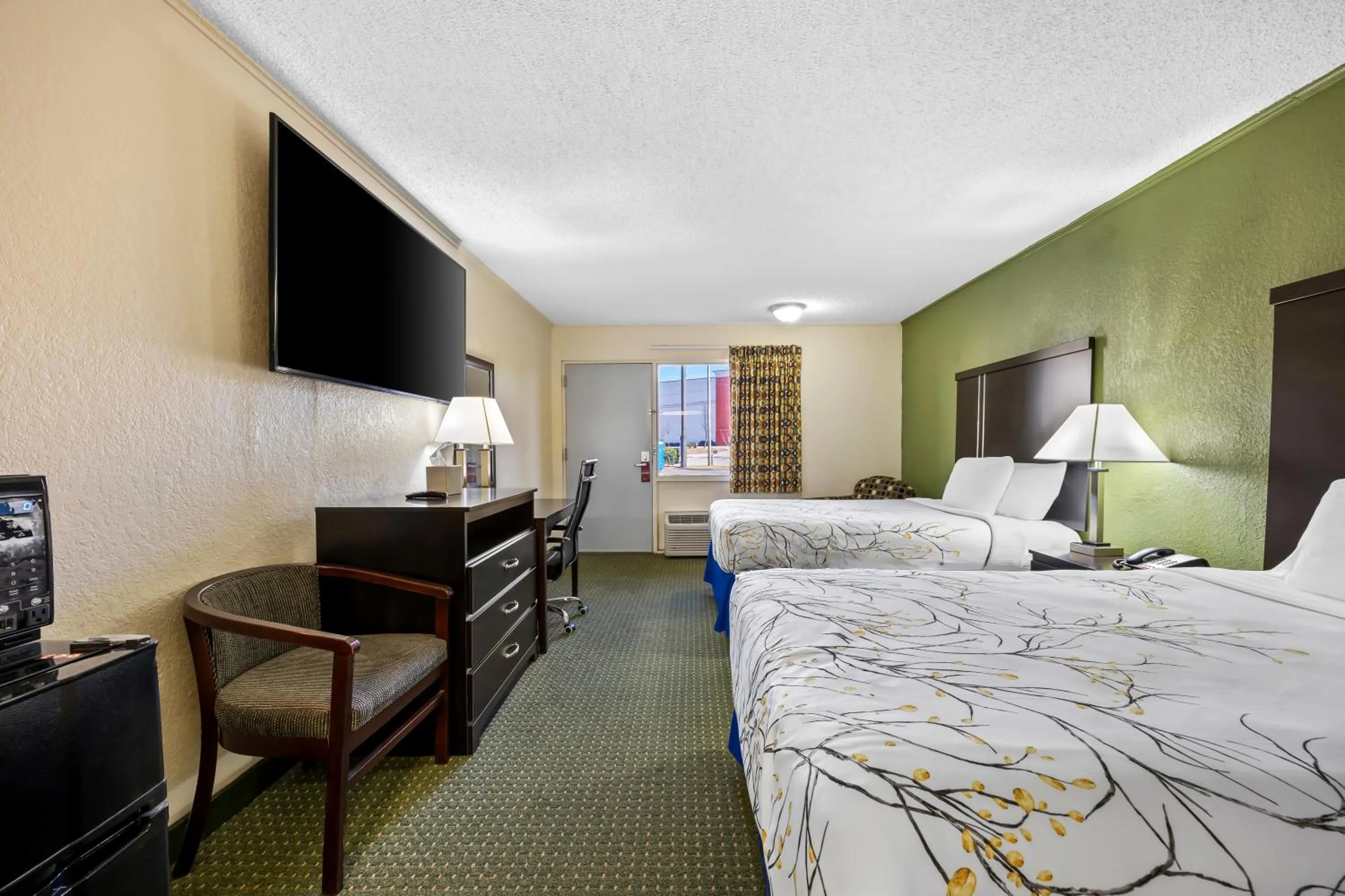 Bed in America's Best Value Inn-Columbia