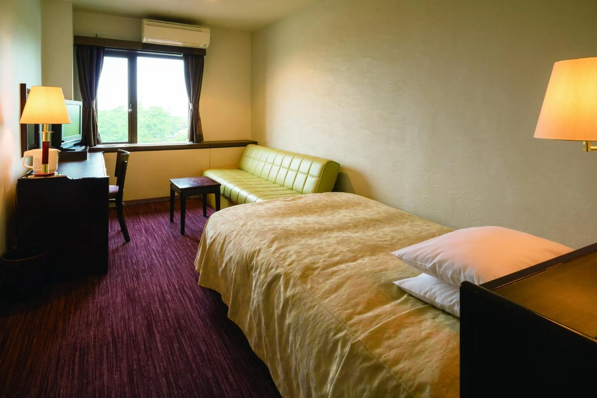 Photo of the whole room, Bed in Okazaki New Grand Hotel