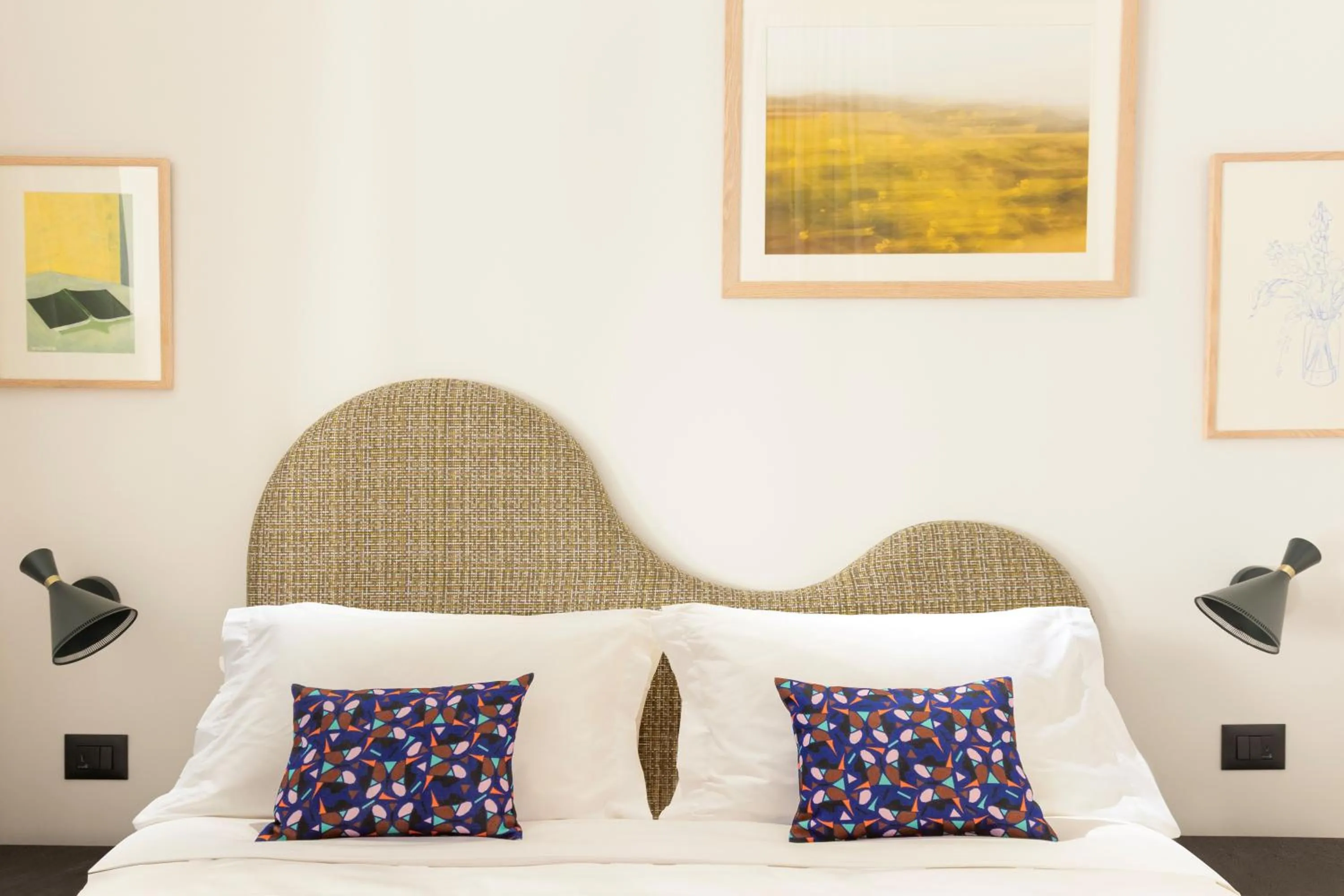 Bedroom, Bed in Silk n Cotton