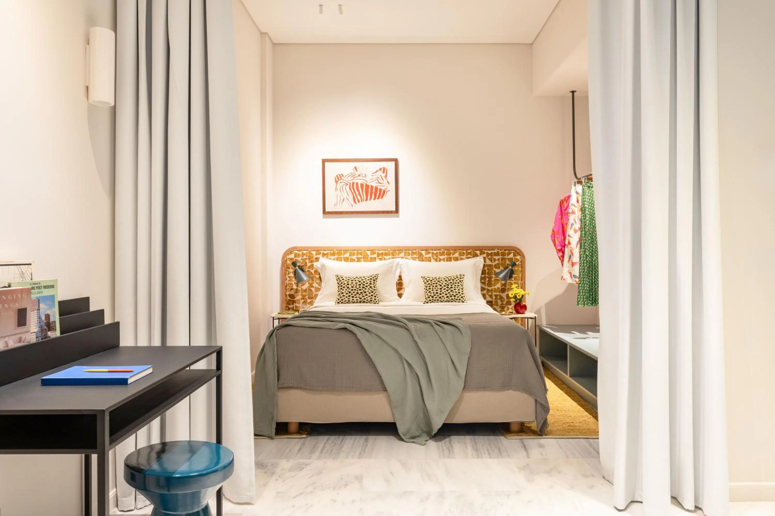 Bedroom, Bed in Silk n Cotton