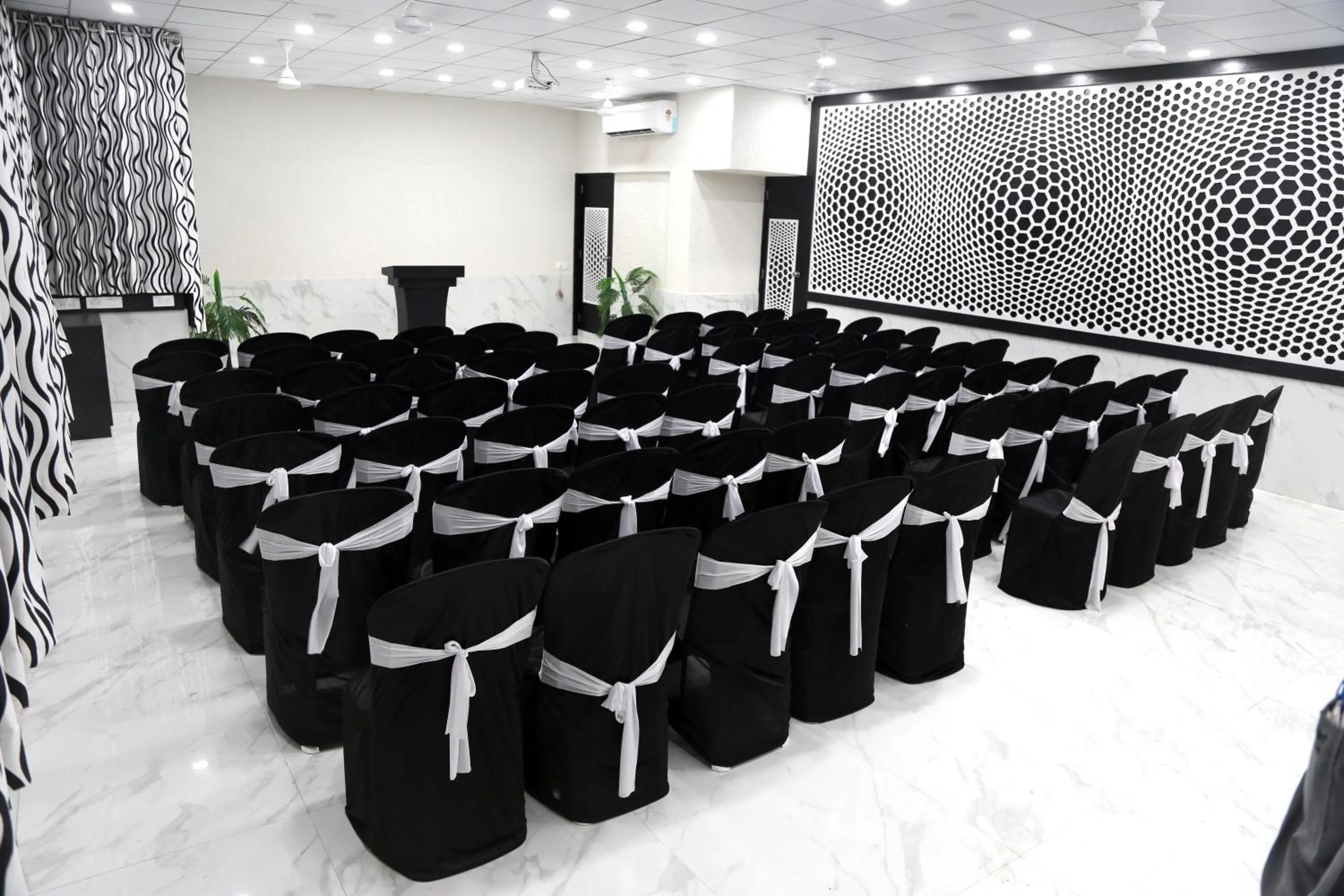 Meeting/conference room in Hotel Paramount Inn