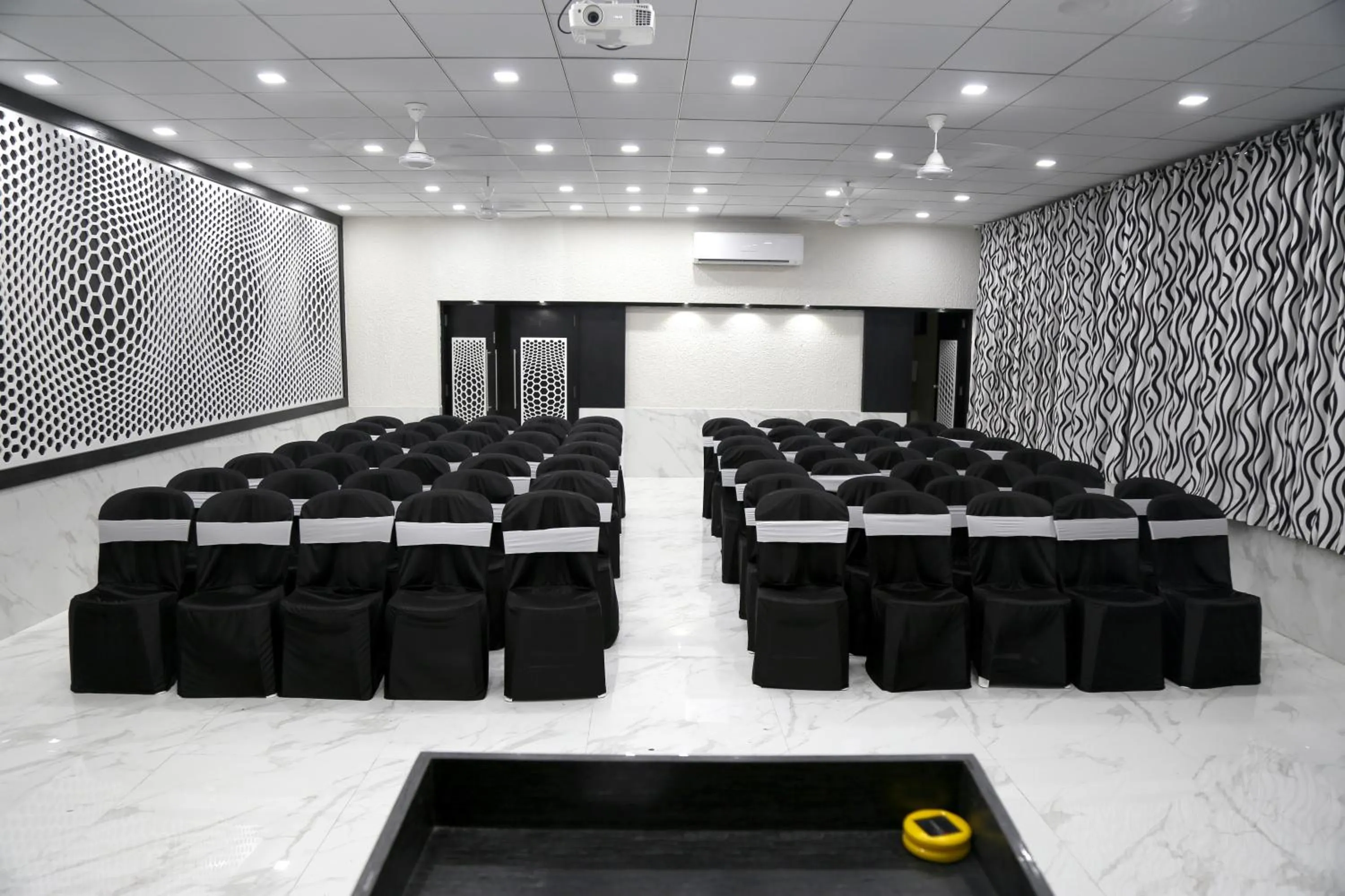Business facilities in Hotel Paramount Inn