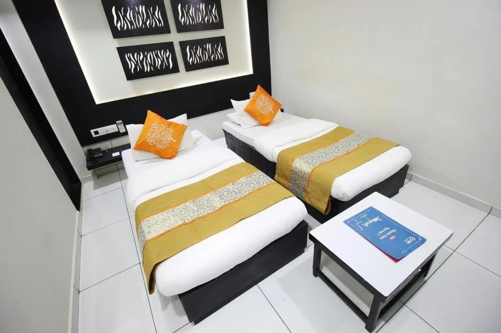 Photo of the whole room, Bed in Hotel Paramount Inn