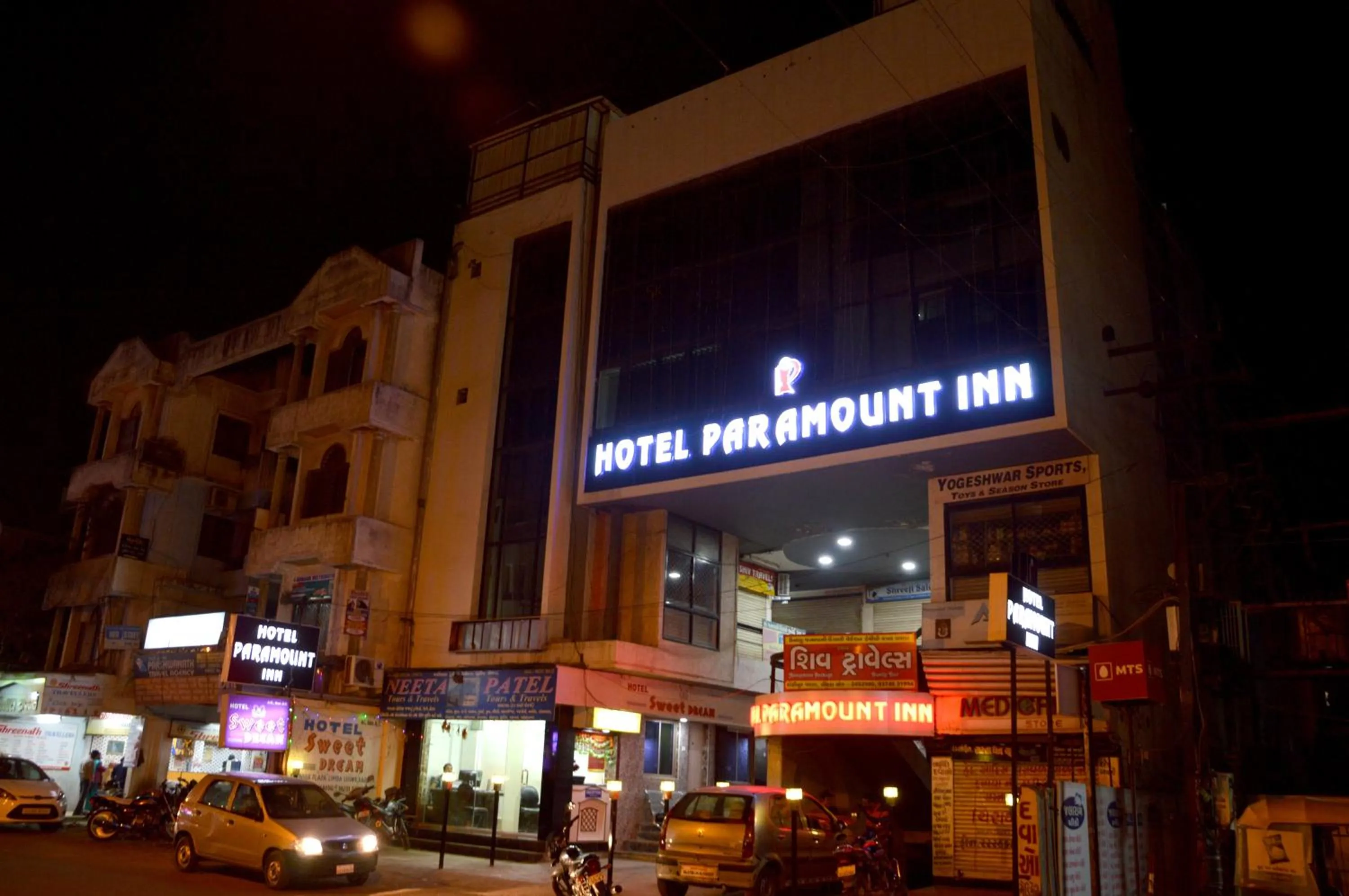 Property building in Hotel Paramount Inn
