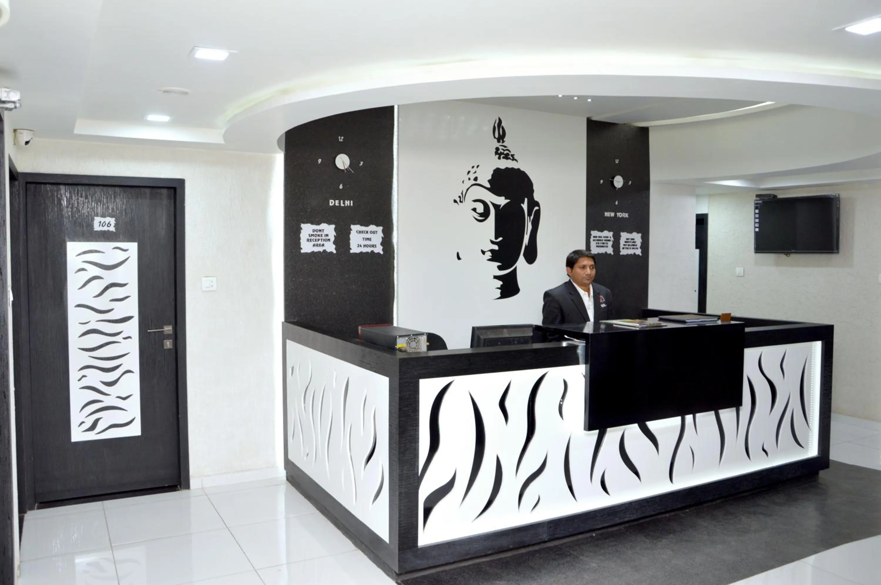 Lobby or reception in Hotel Paramount Inn