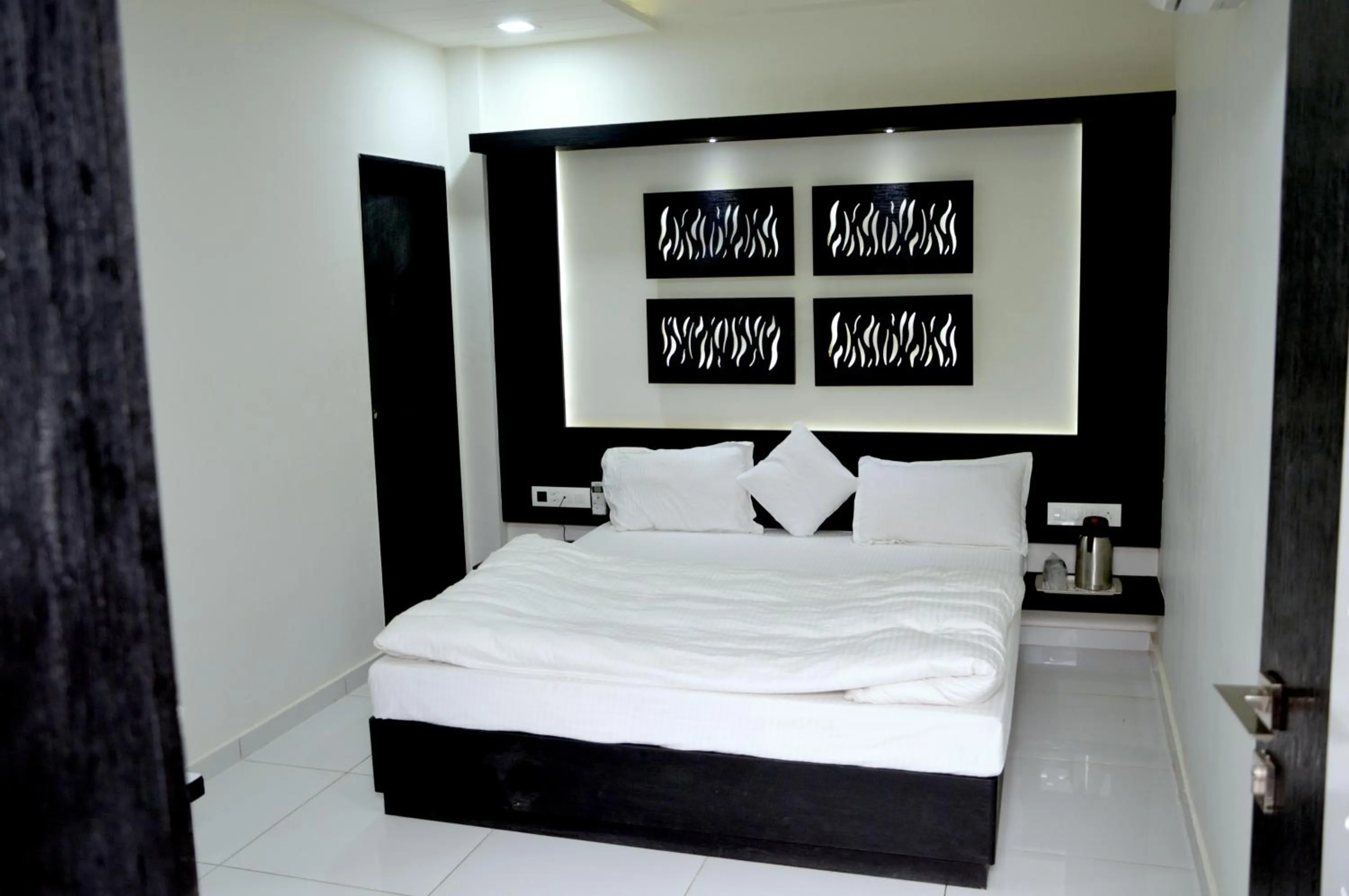 Bed in Hotel Paramount Inn