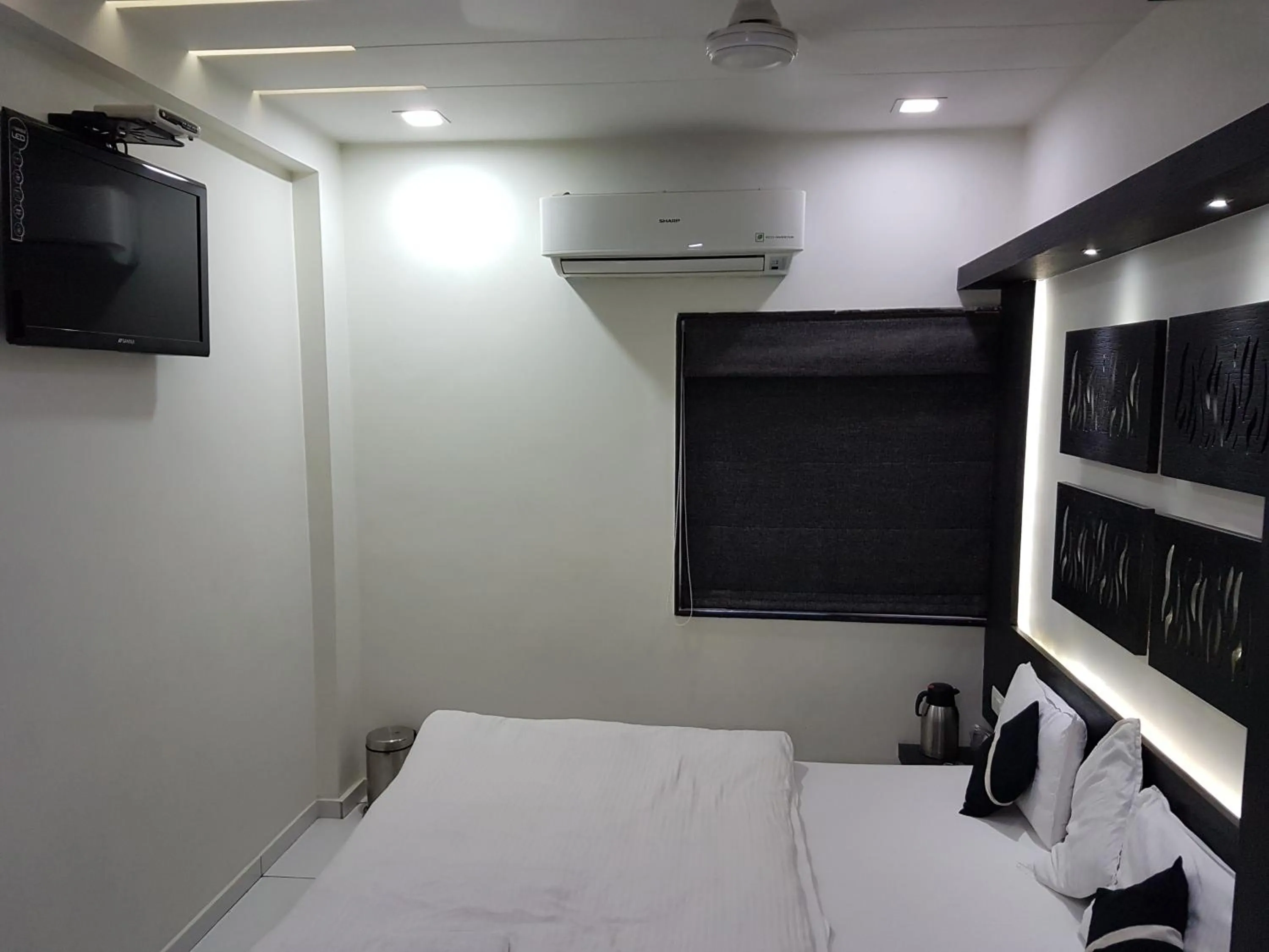 Other, Bed in Hotel Paramount Inn