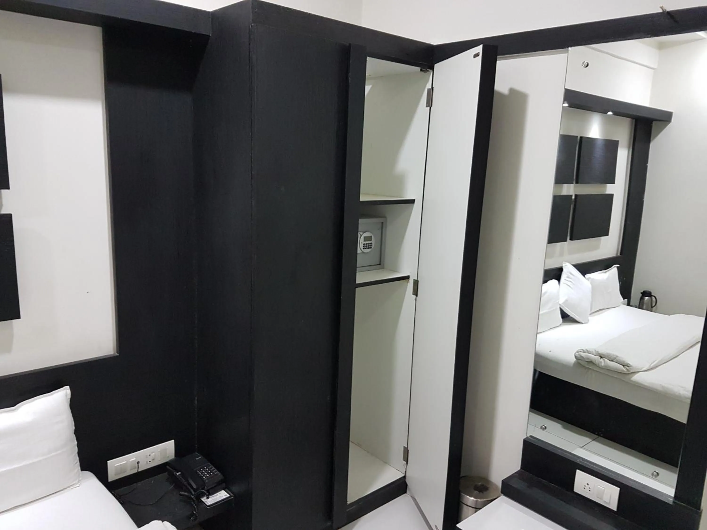 Other, Bed in Hotel Paramount Inn