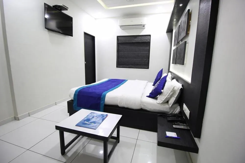 Photo of the whole room, Bed in Hotel Paramount Inn