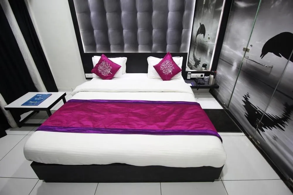 Bed in Hotel Paramount Inn