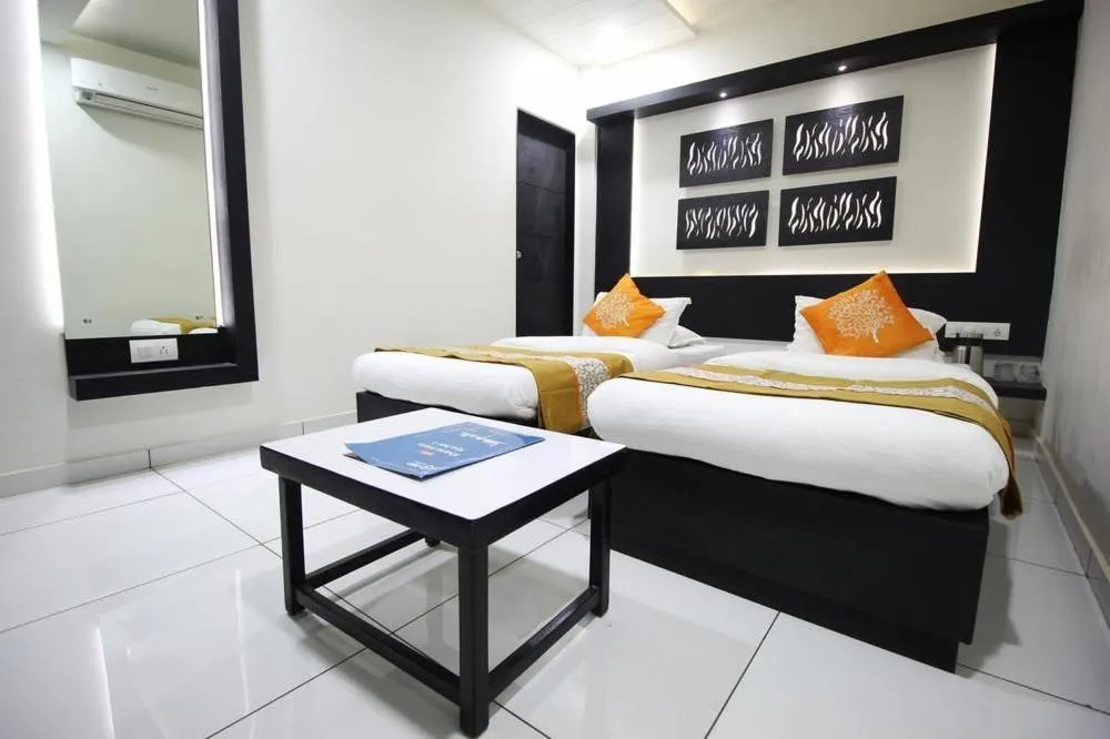 Photo of the whole room, Bed in Hotel Paramount Inn