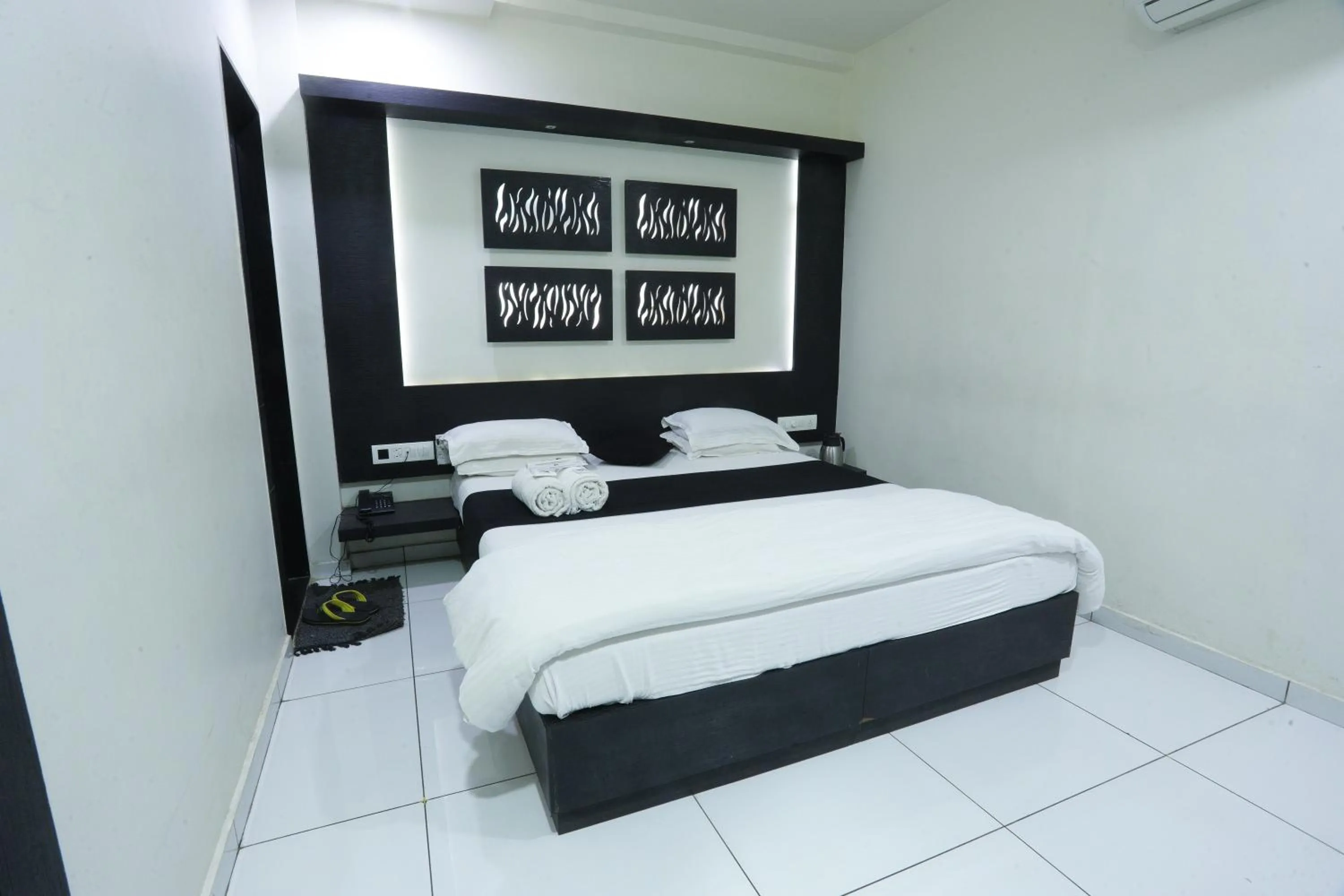 Bedroom, Bed in Hotel Paramount Inn