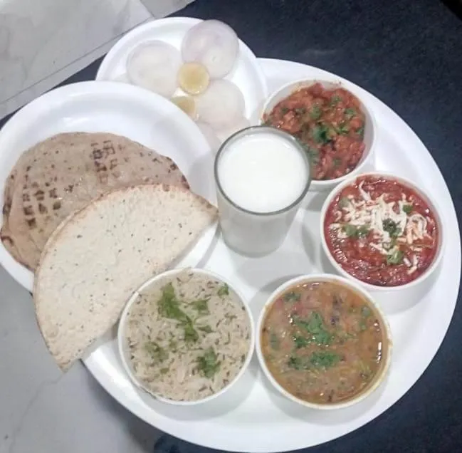 Meals in Hotel Paramount Inn