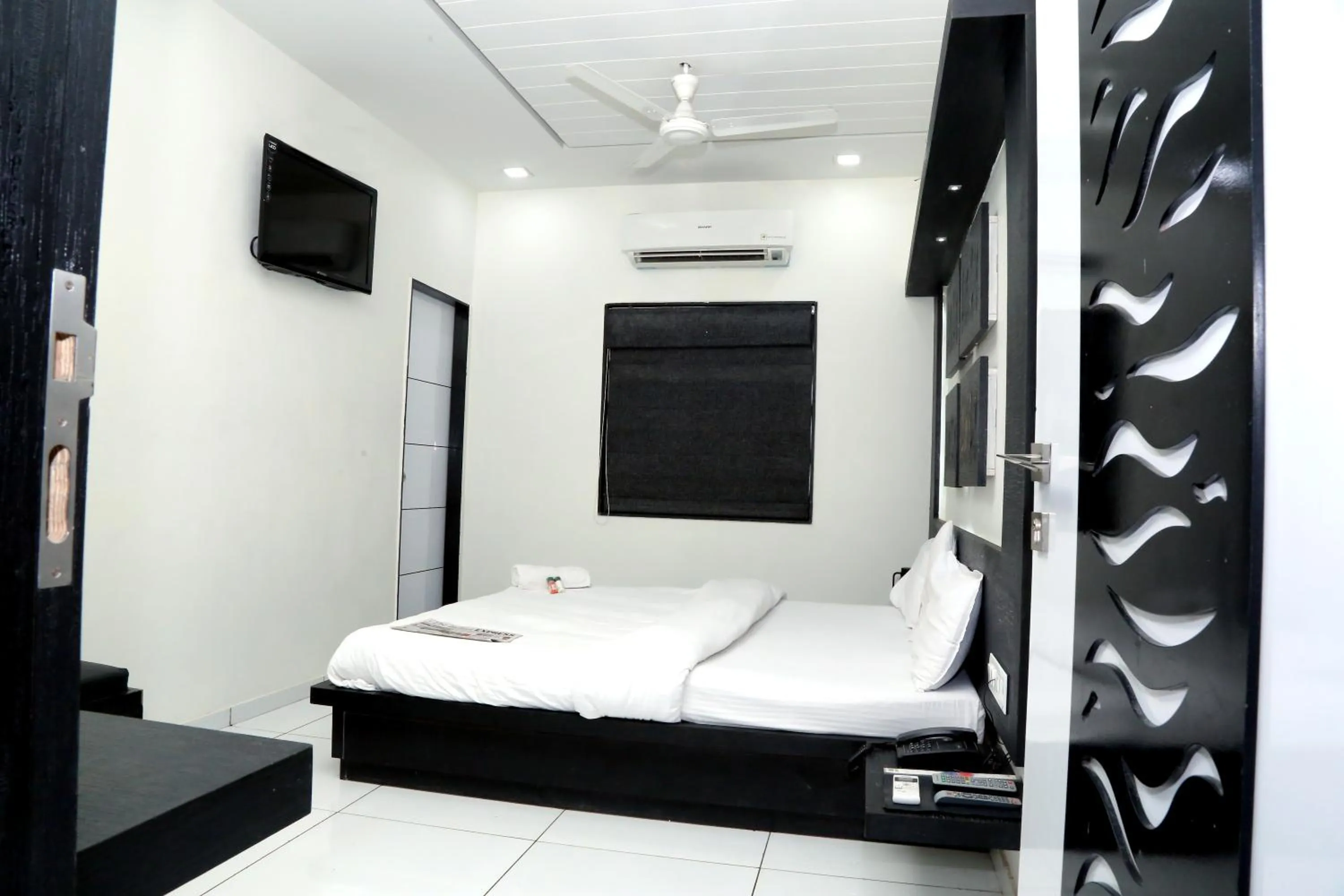 Photo of the whole room, Bed in Hotel Paramount Inn