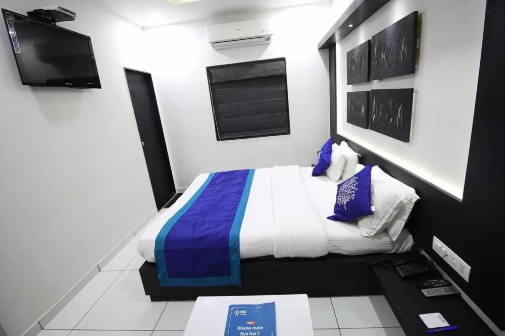 Photo of the whole room, Bed in Hotel Paramount Inn