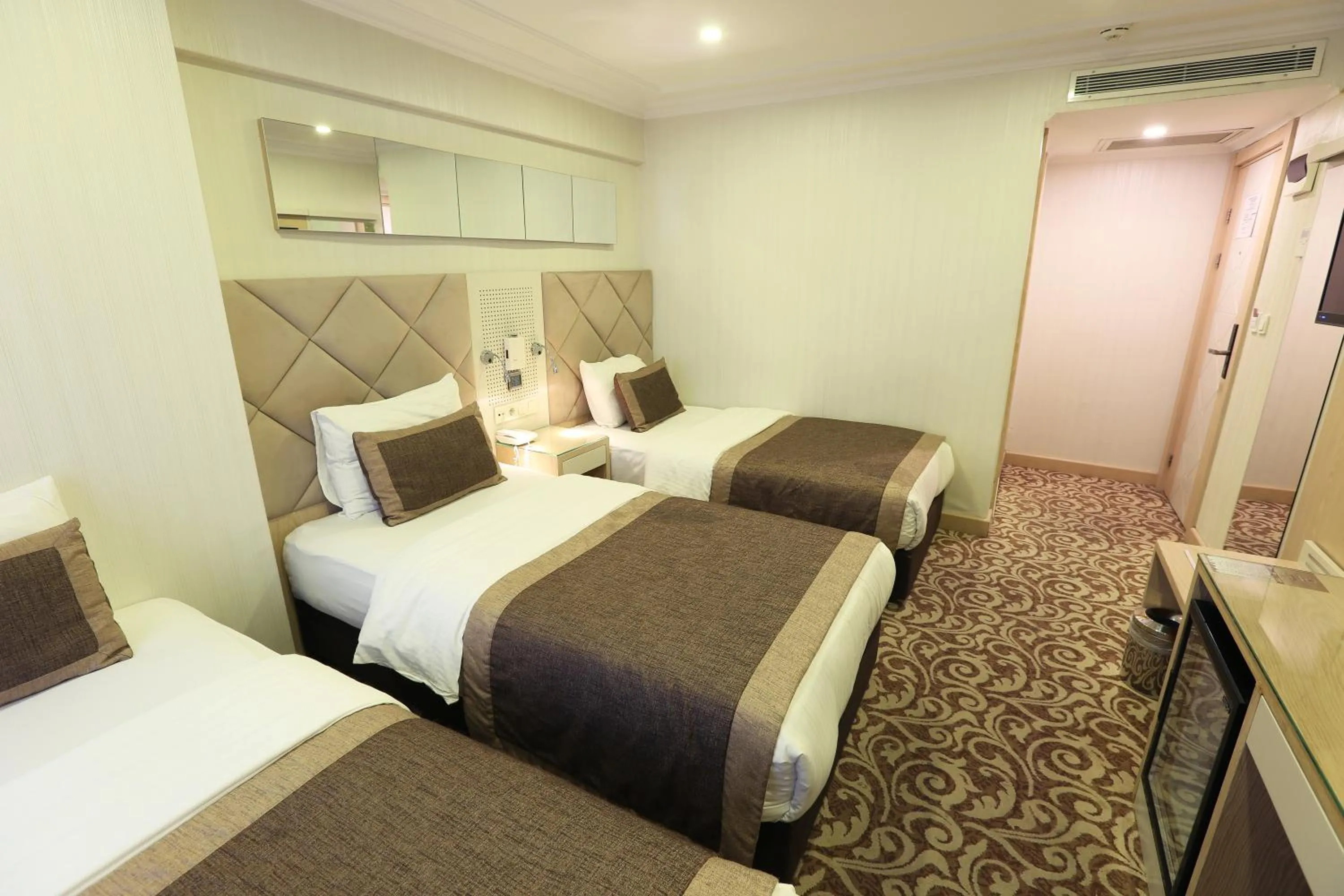 Photo of the whole room, Bed in Alpinn Hotel Istanbul