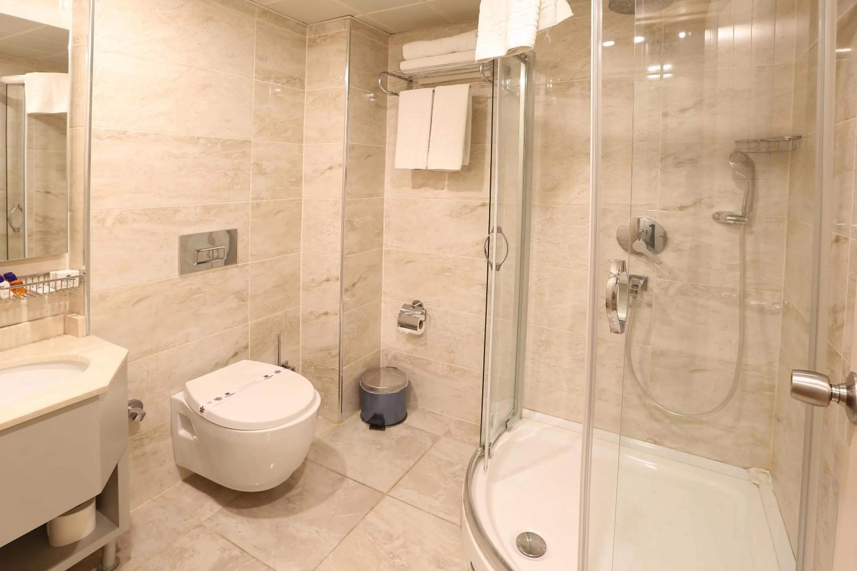 Shower in Alpinn Hotel Istanbul