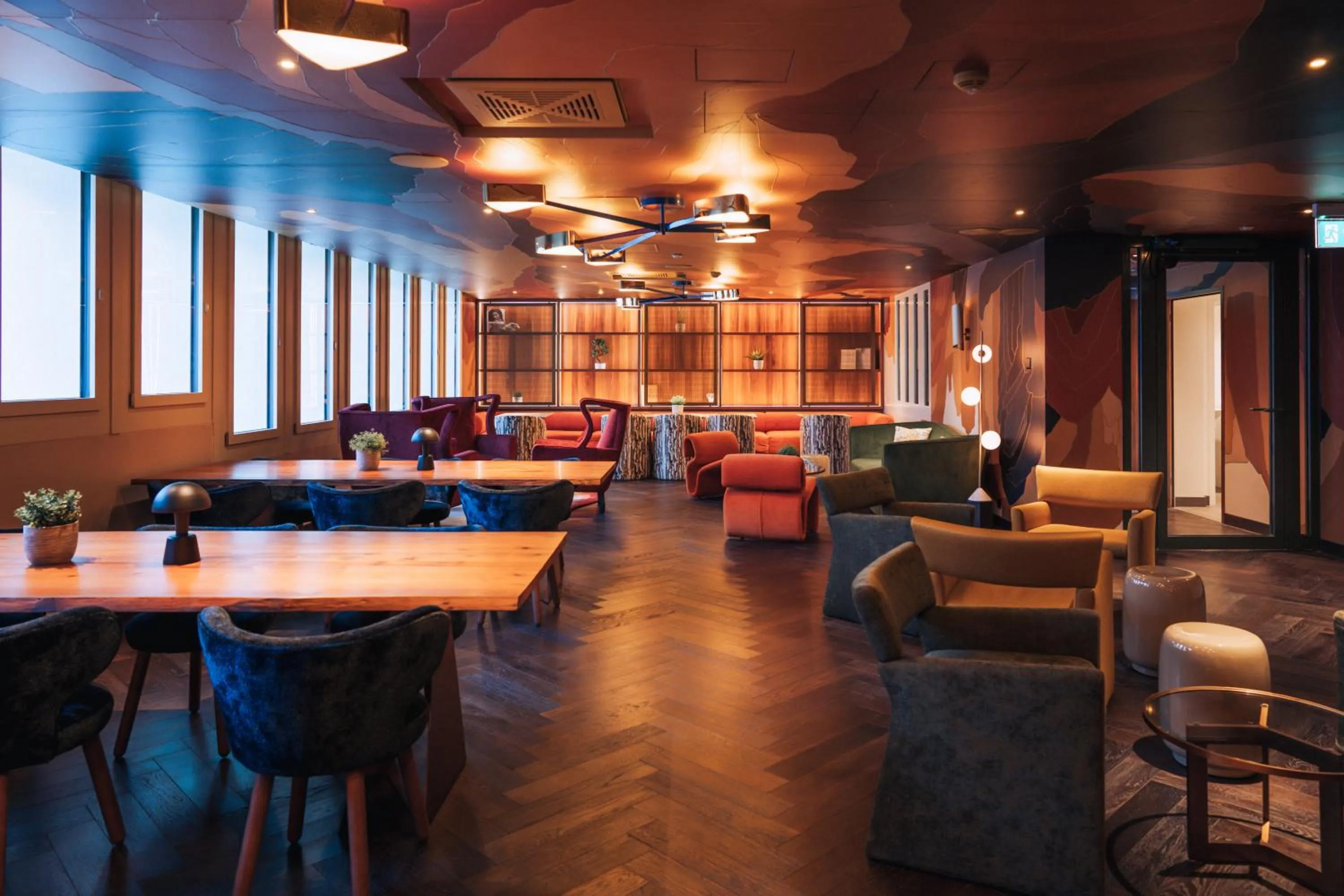 Lounge or bar in FIVE Zurich - Luxury City Resort