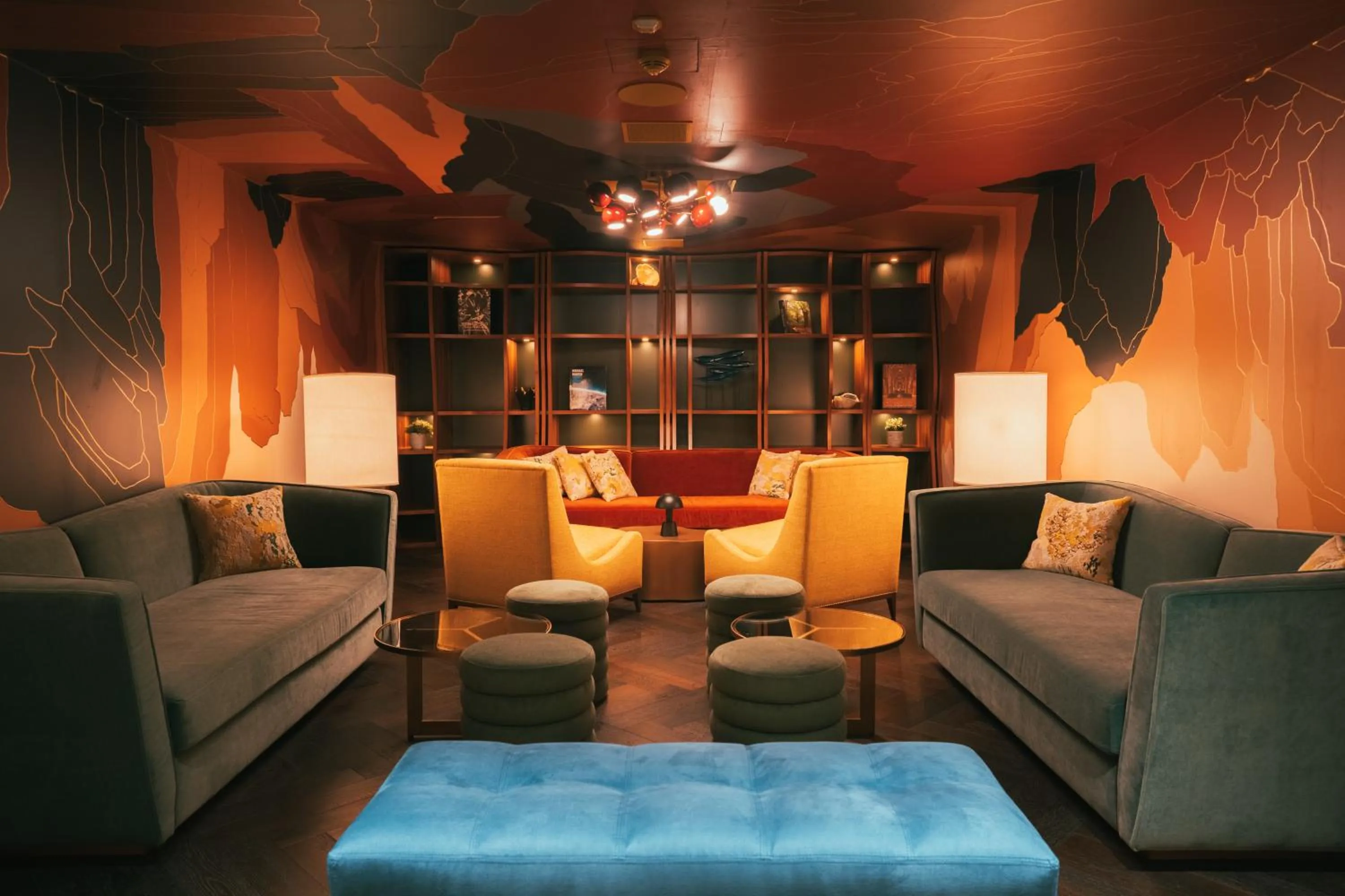 Lounge or bar in FIVE Zurich - Luxury City Resort