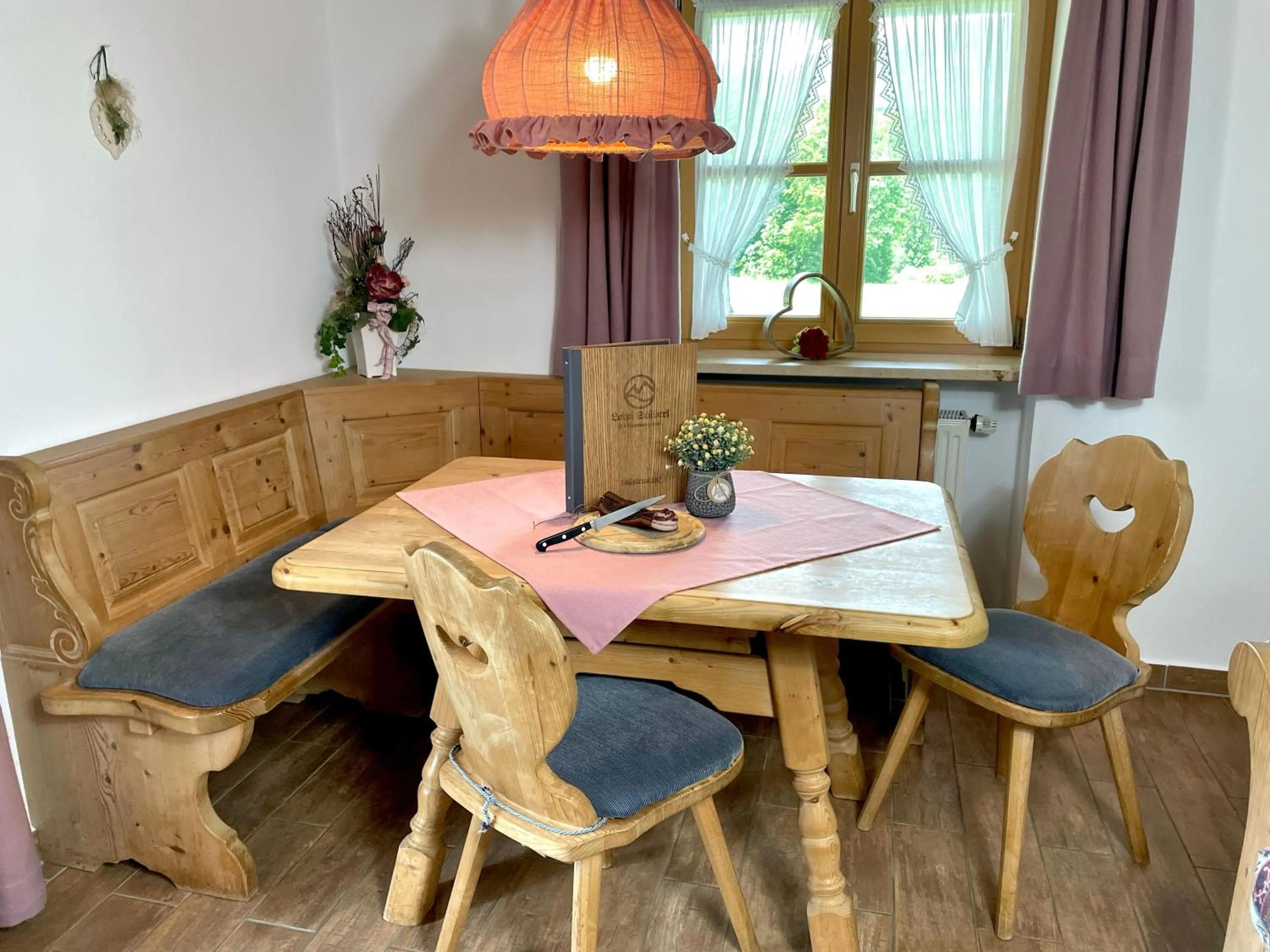 Seating area in Pension Loiplstüberl