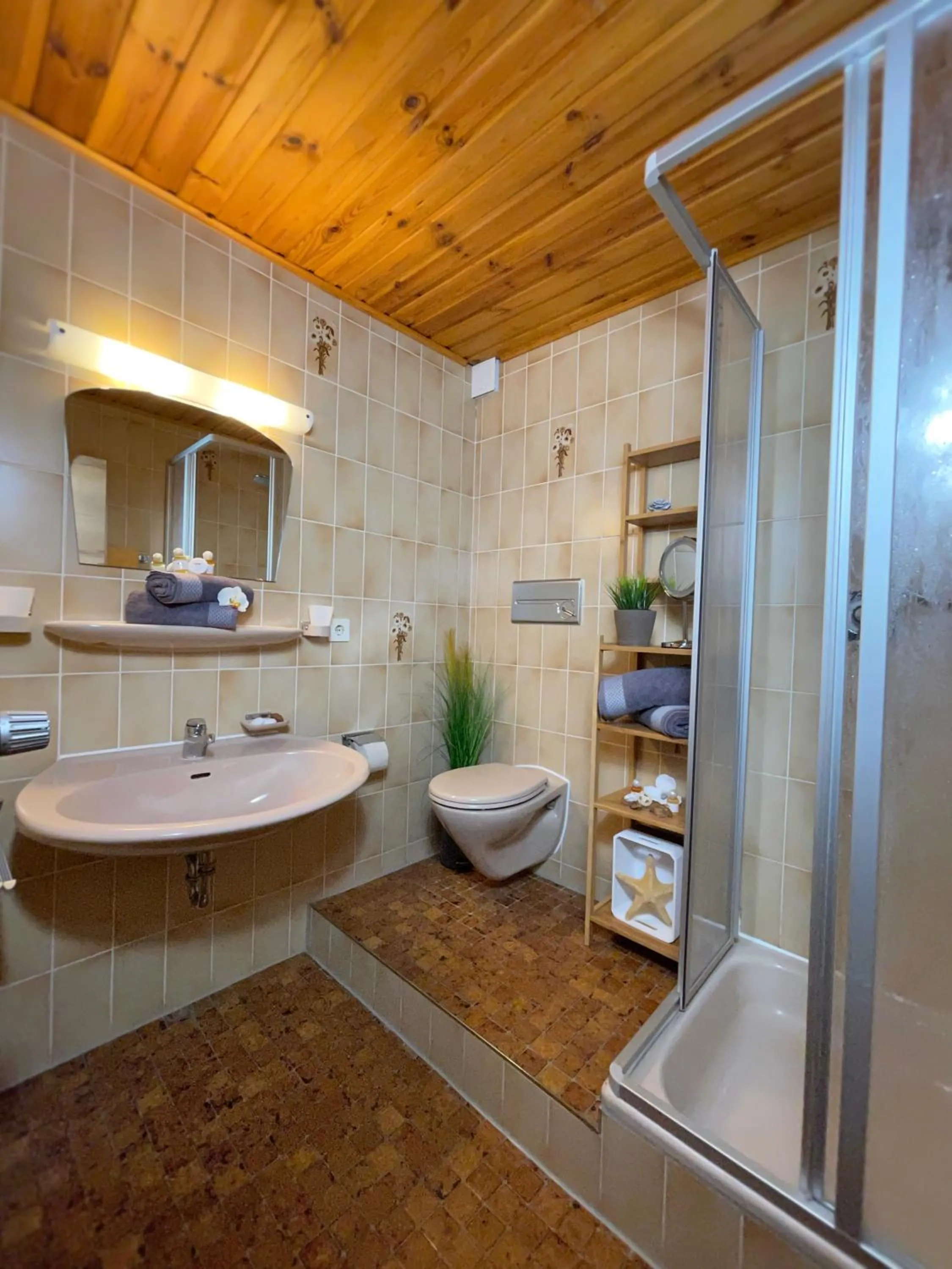 Bathroom in Pension Loiplstüberl