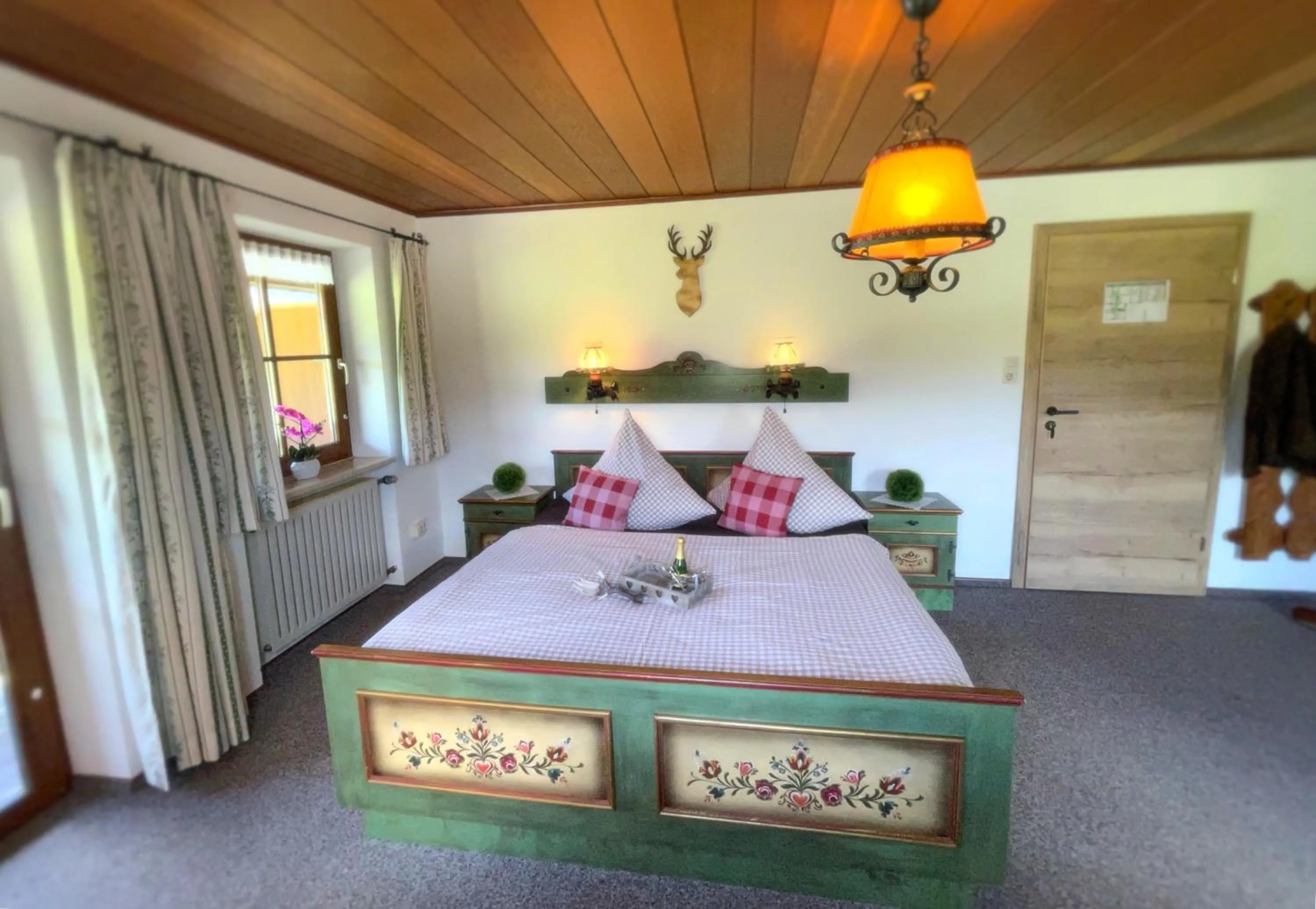 Bed in Pension Loiplstüberl