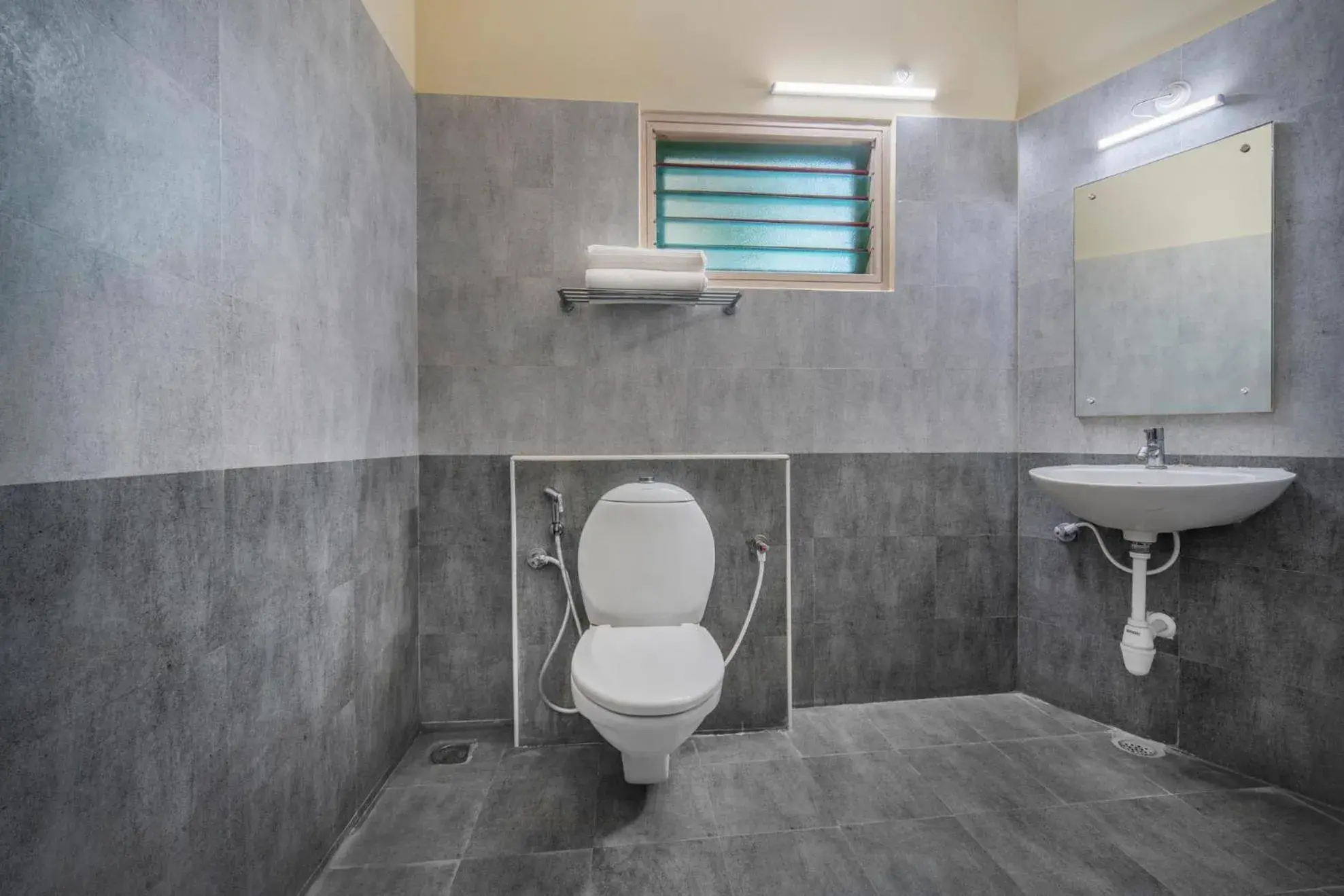 Deluxe Double Room in Hotel Sadhabishegam Deluxe Double Room in Hotel Sadhabishegam