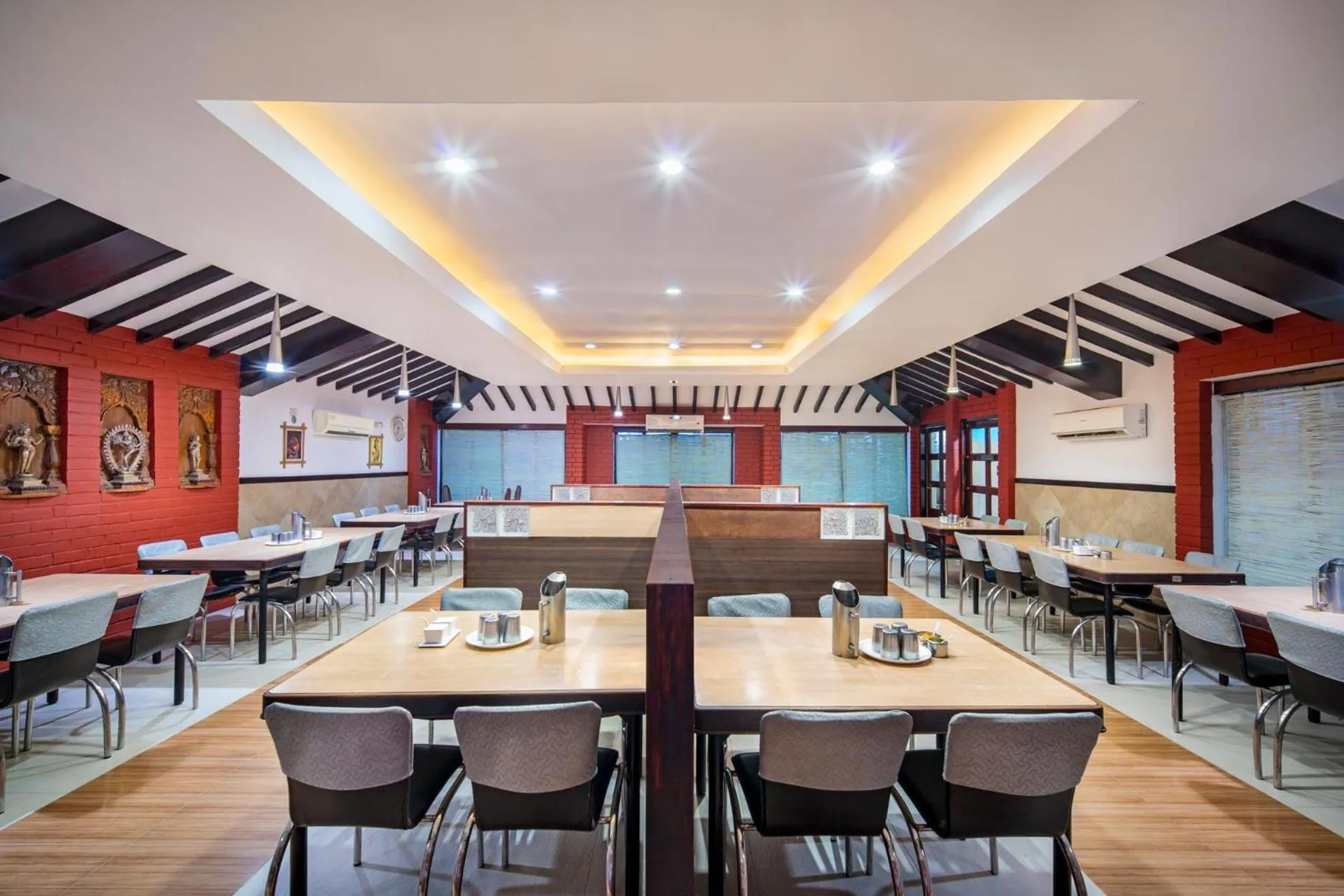 Restaurant/places to eat in Hotel Sadhabishegam