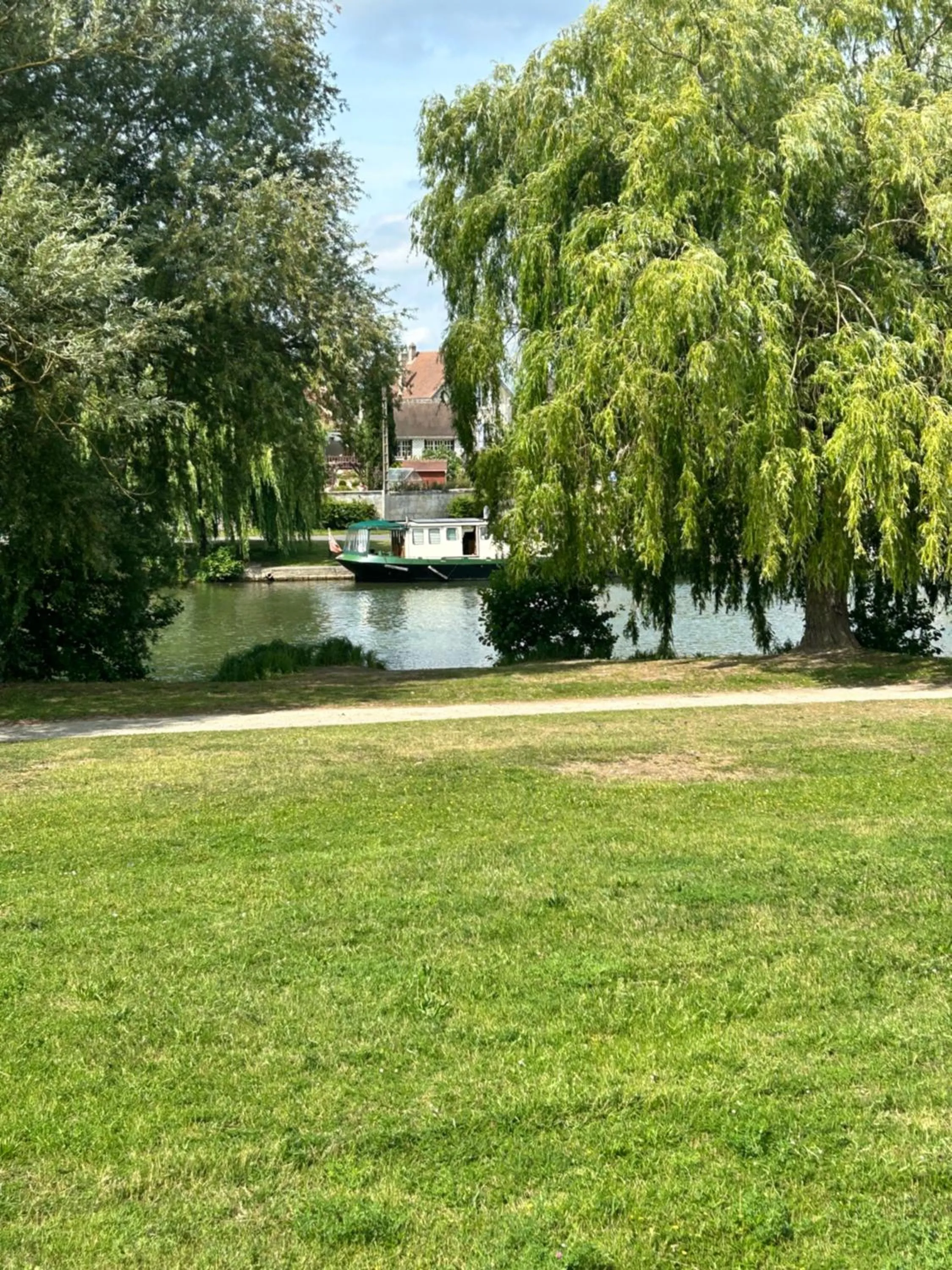 Boat near Paris and Compiegne