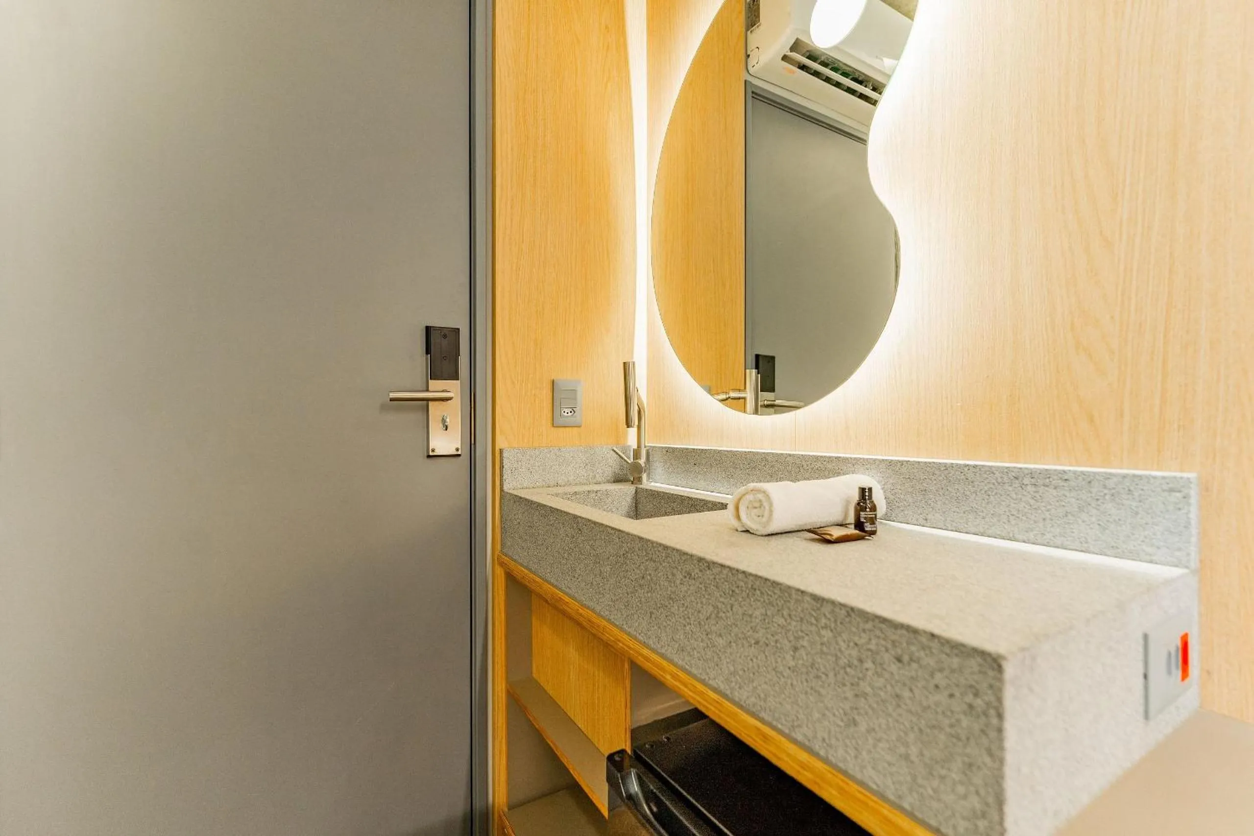 Bedroom in Linked Batel by Xtay - Experiencia moderna a passos do Hard Rock