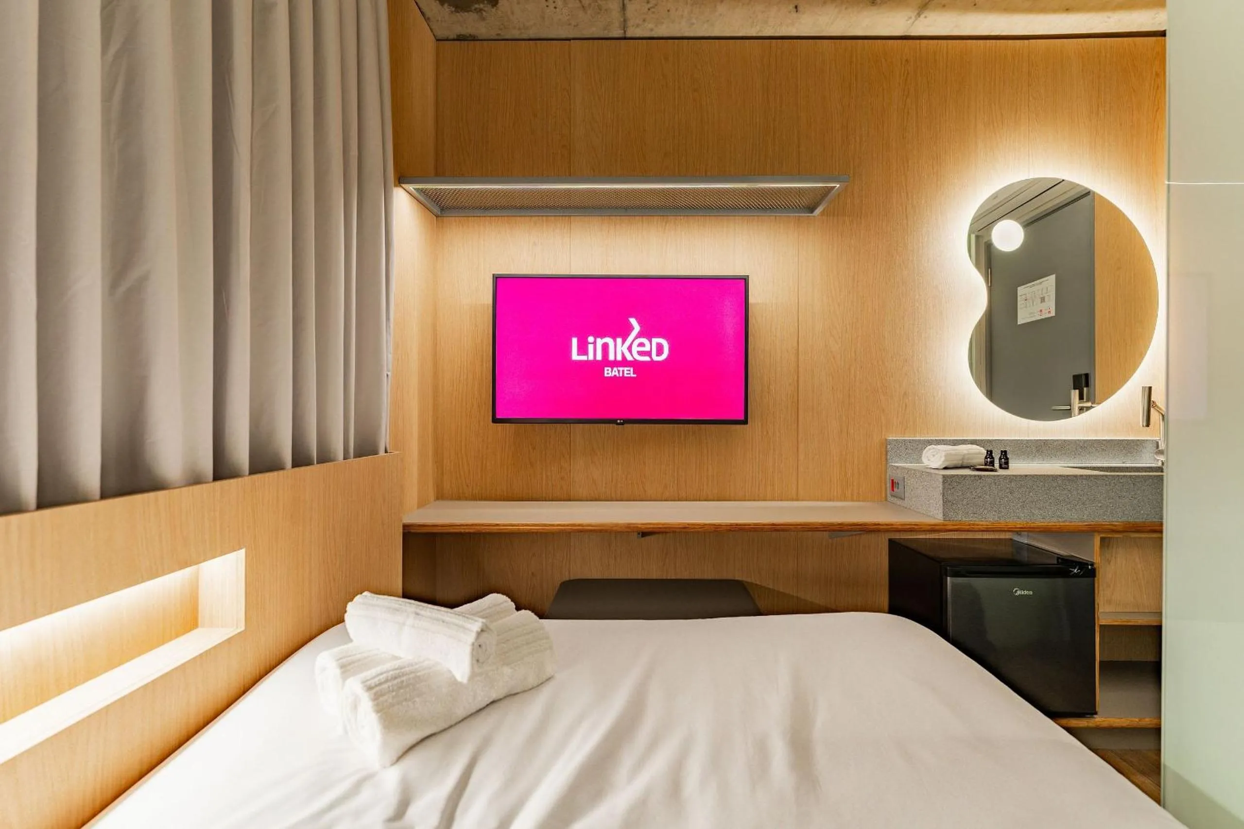 Photo of the whole room, Bed in Linked Batel by Xtay - Experiencia moderna a passos do Hard Rock