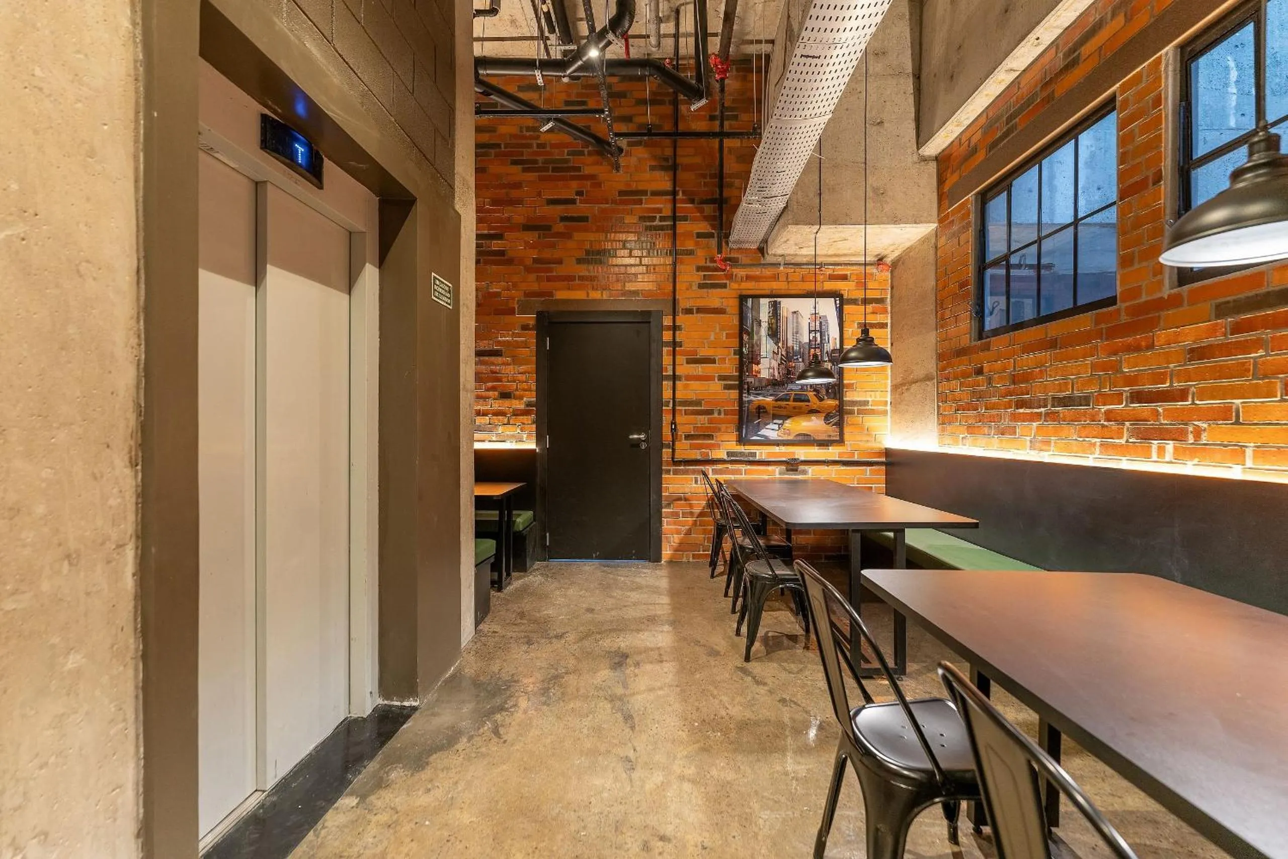 Business facilities in Linked Batel by Xtay - Experiencia moderna a passos do Hard Rock