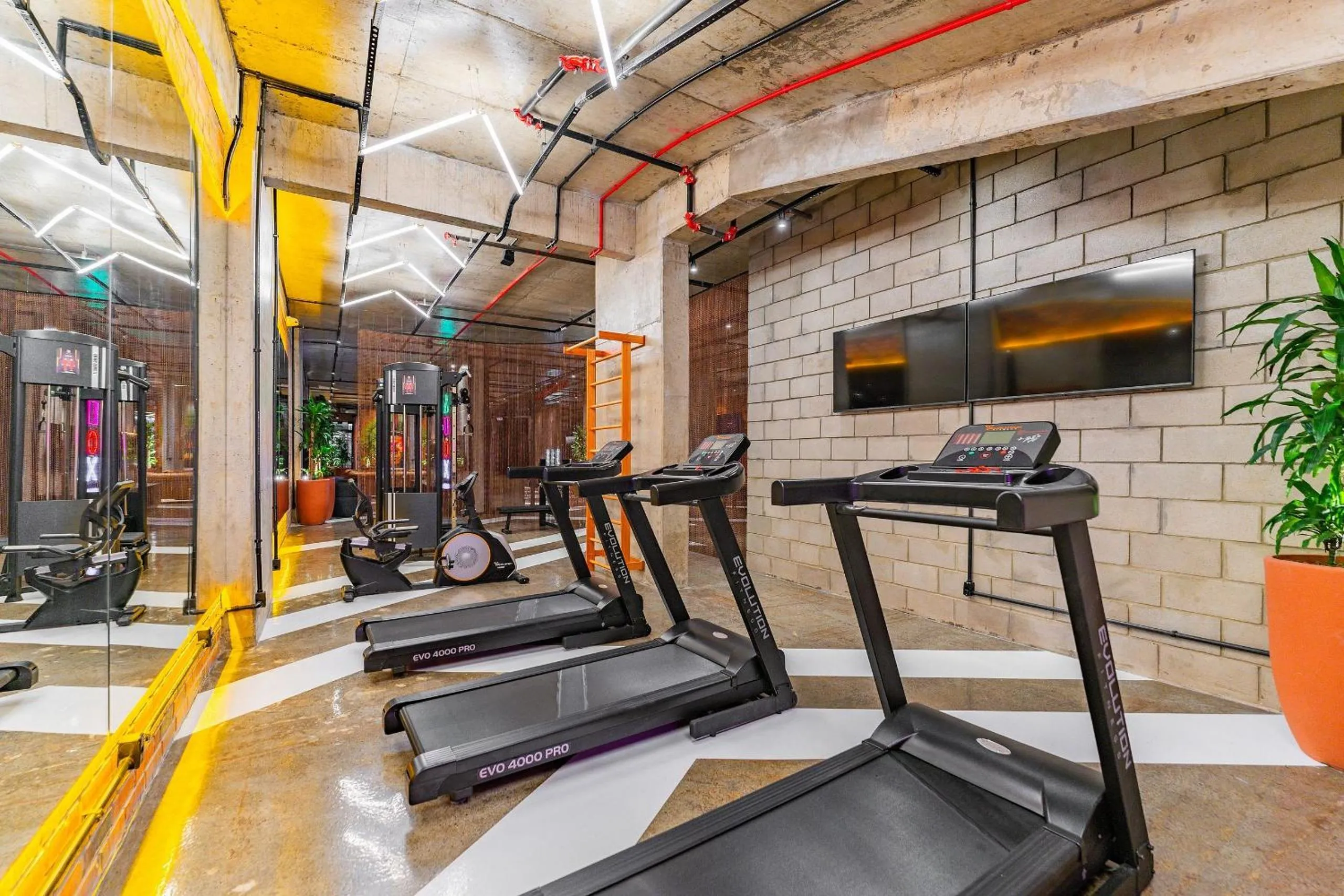 Fitness centre/facilities in Linked Batel by Xtay - Experiencia moderna a passos do Hard Rock