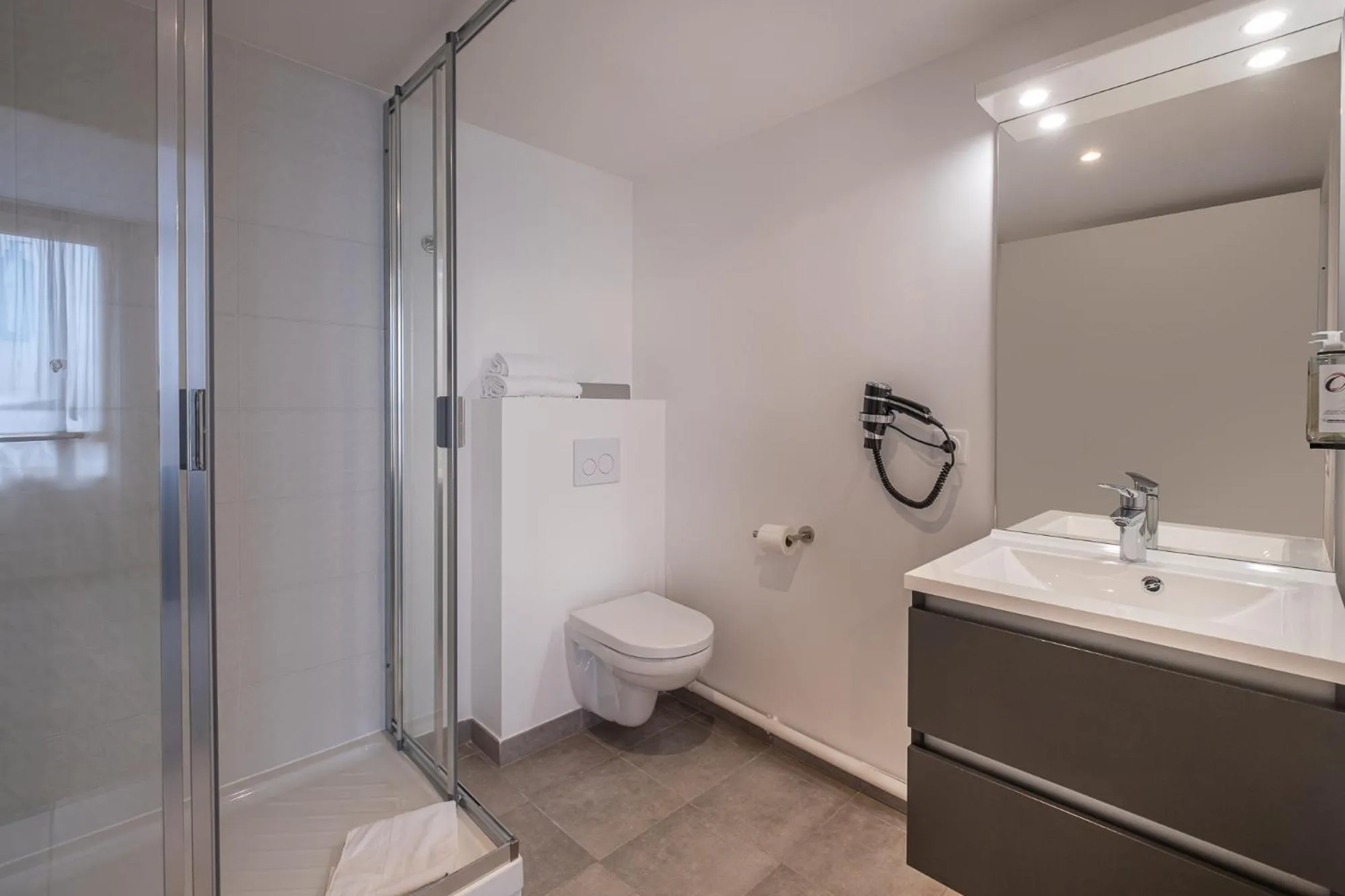 Shower in The Originals Résidence Paris Sud Villejuif