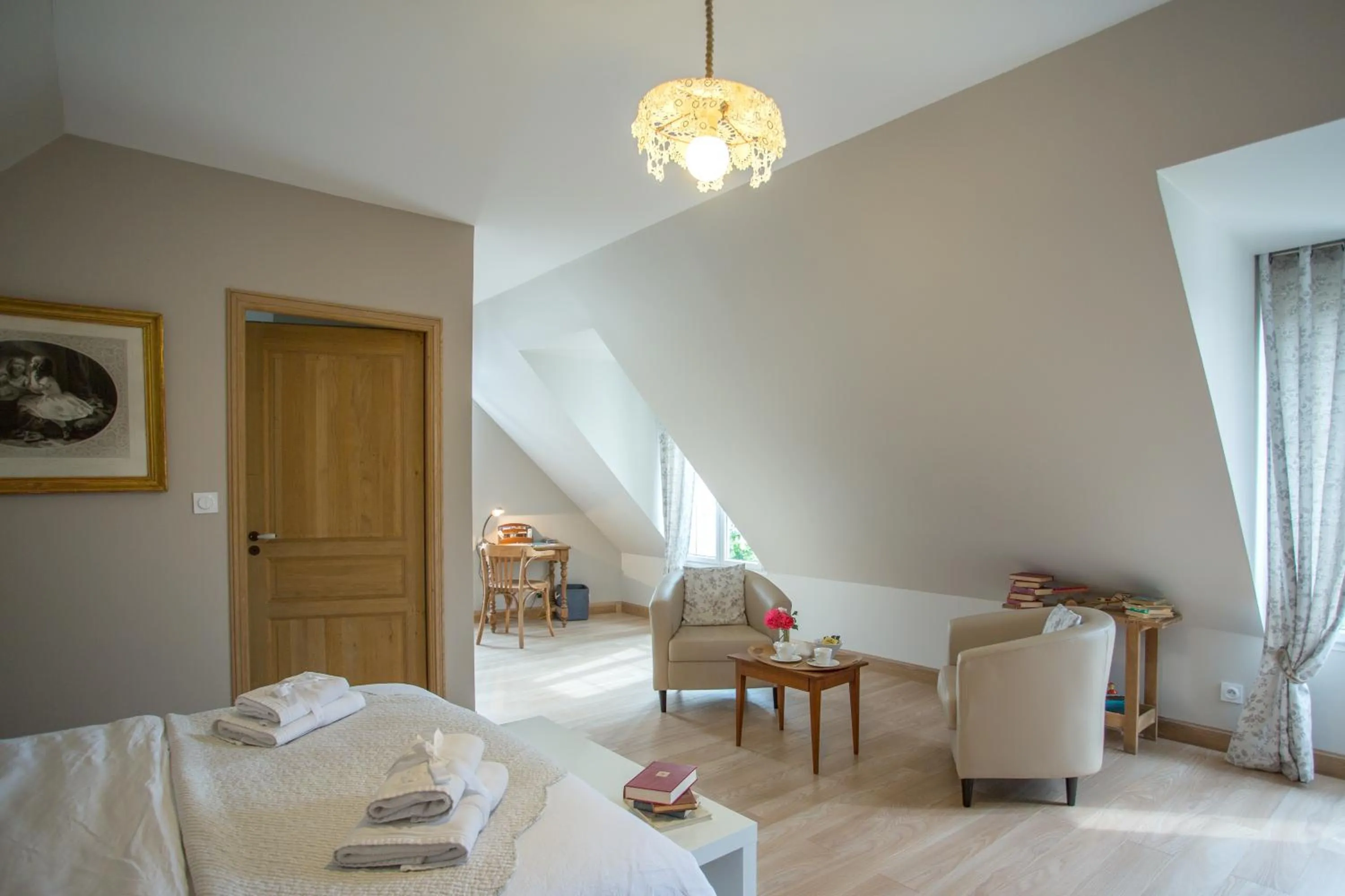 Seating area, Bed in La Maison du Carroir