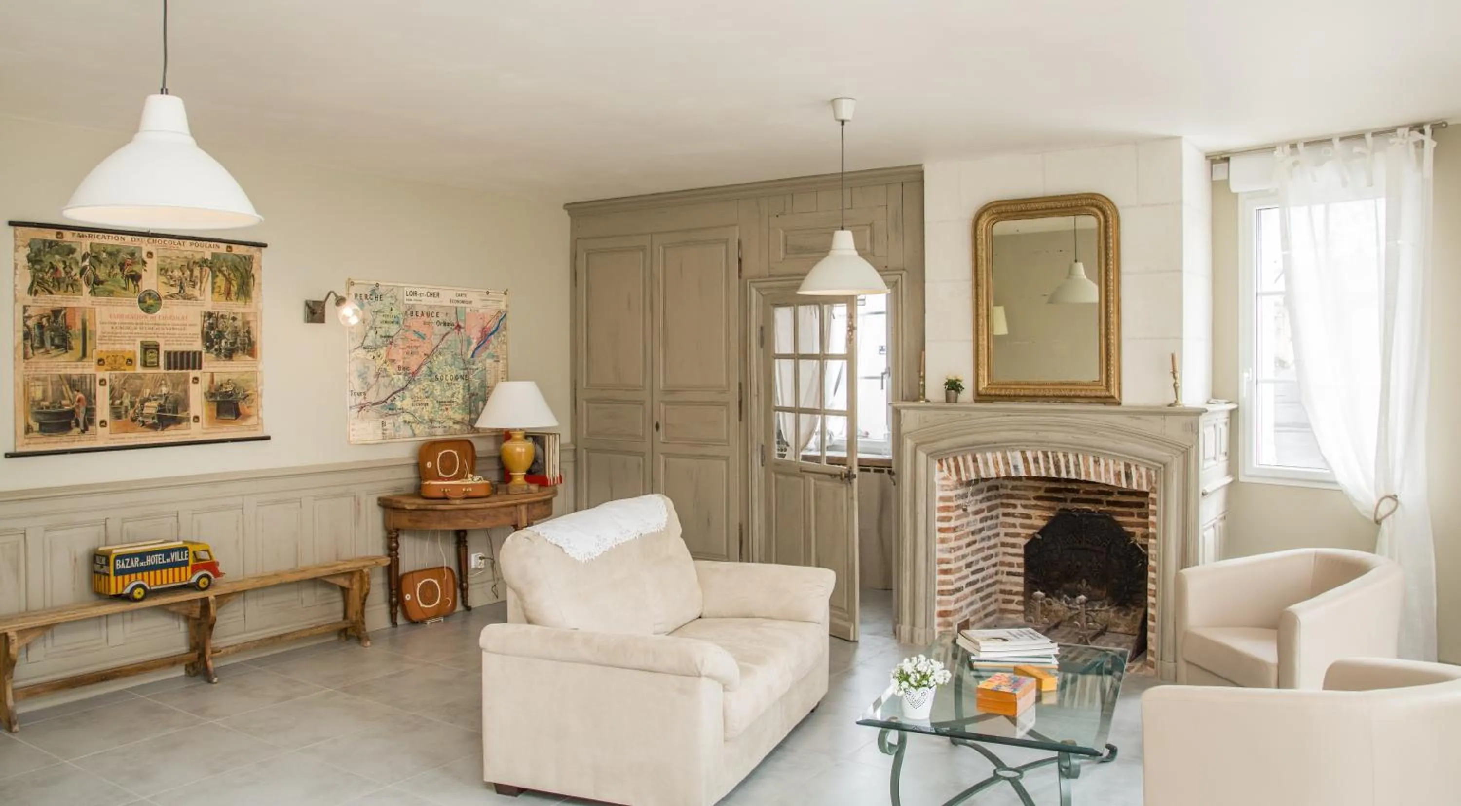 Communal lounge/ TV room in La Maison du Carroir