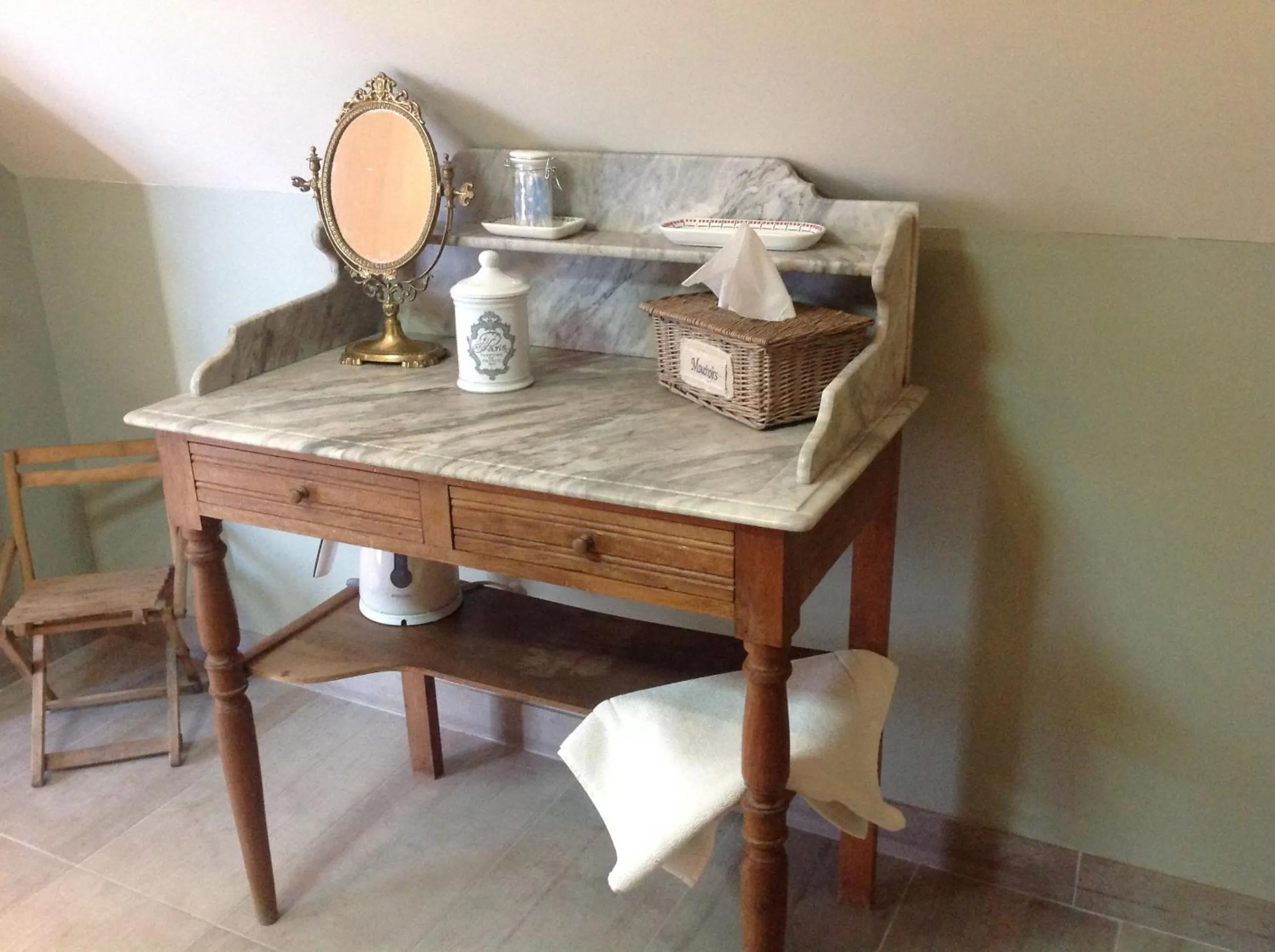Coffee/tea facilities in La Maison du Carroir