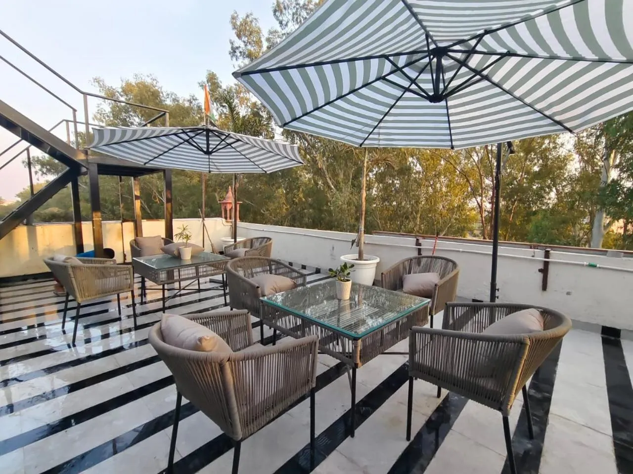 Restaurant/places to eat in Hotel Brij Vas