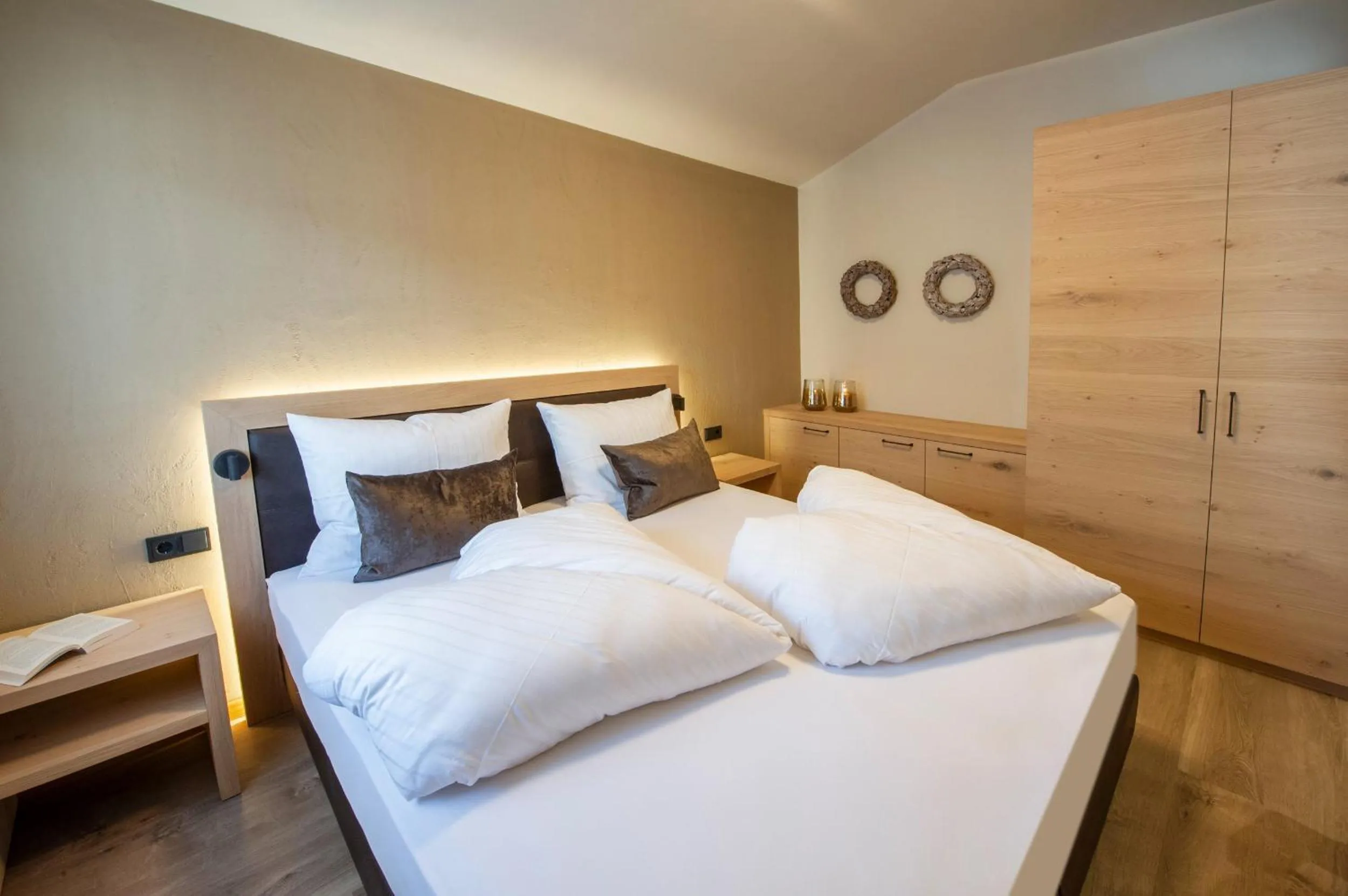 Bed in Haus Gregori Modern & Central Stay in Vineyard with Rooftop & Served Breakfast