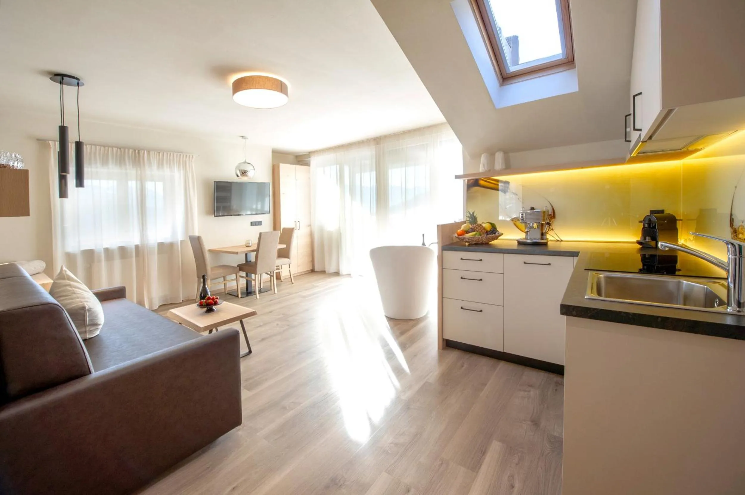 Haus Gregori Modern & Central Stay in Vineyard with Rooftop & Served Breakfast