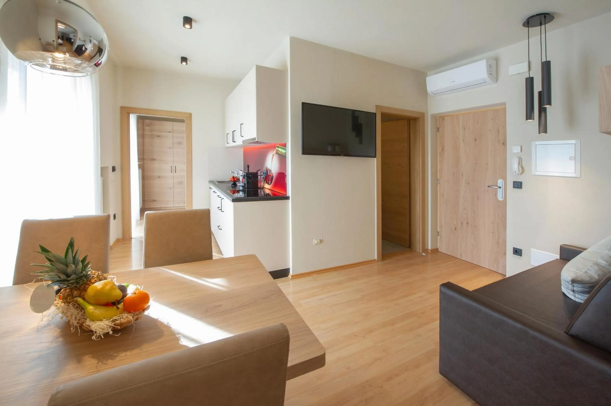 Haus Gregori Modern & Central Stay in Vineyard with Rooftop & Served Breakfast