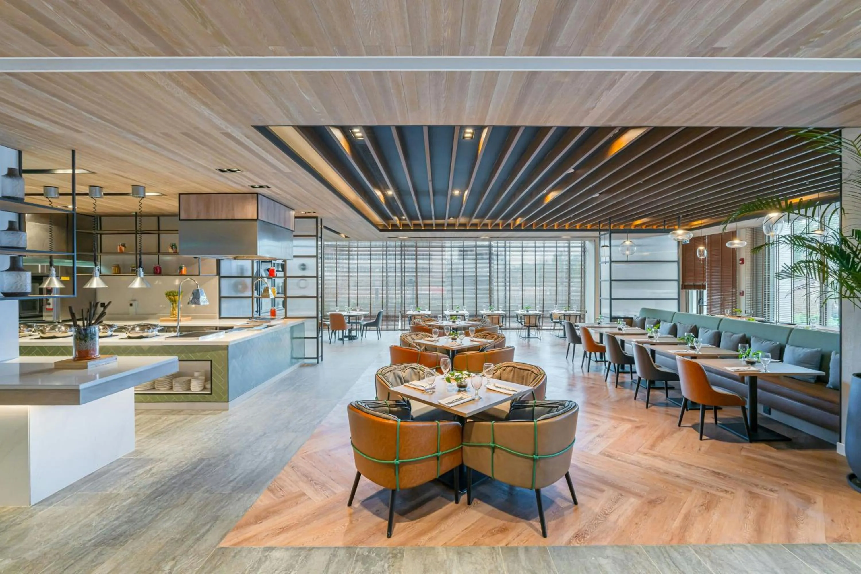 Restaurant/places to eat in Four Points by Sheraton King Abdulaziz Road