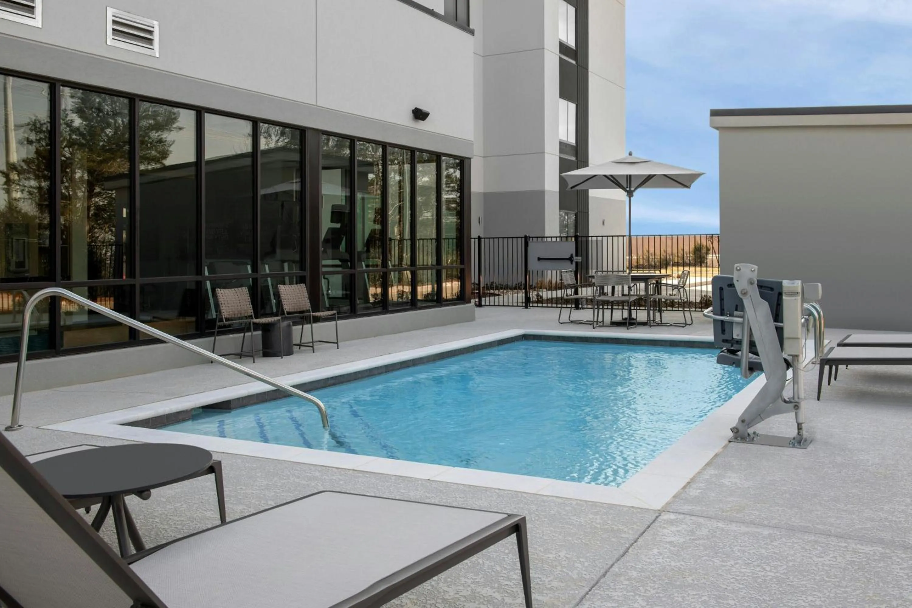 Swimming pool in Fairfield by Marriott Inn & Suites Paris